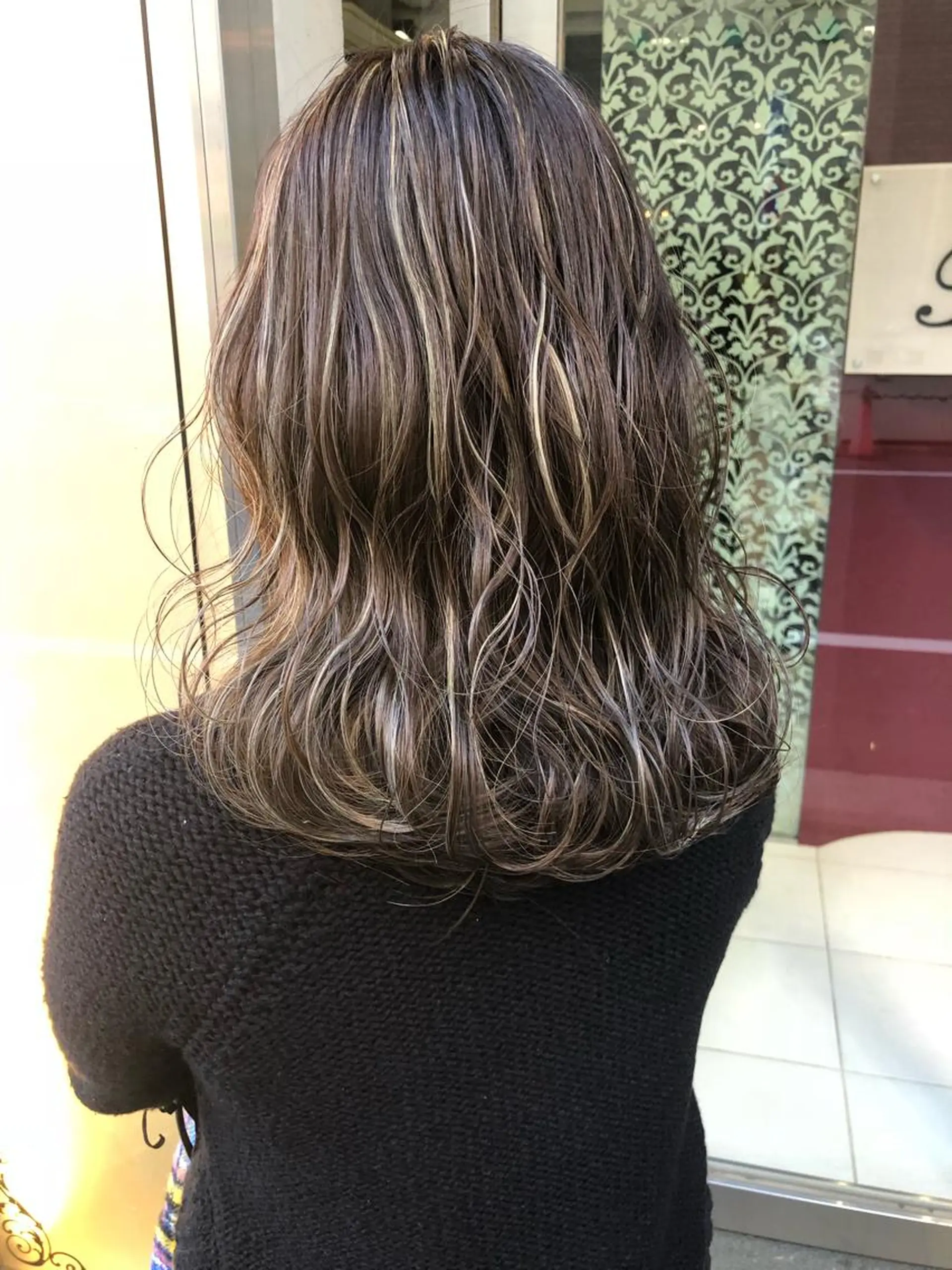 セミロング カラー グレージュ ハイライトカラー ハイライト トップスタイリスト 小澤純一のヘアスタイル