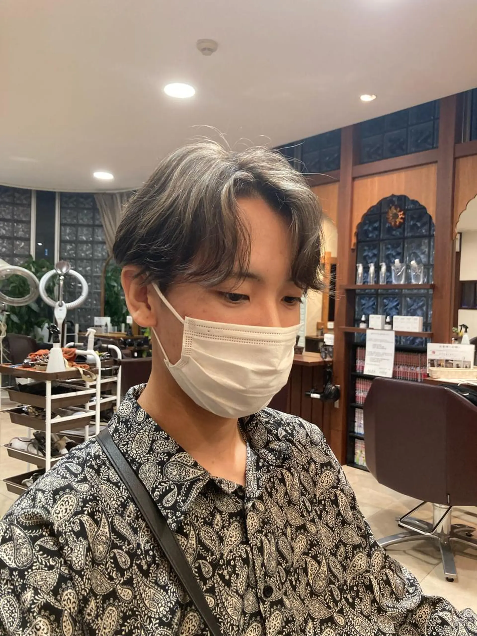 カラー パーマ メンズ メンズハイライト カルマパーマ メンズパーマ ダブルカラー ハイライトカラー カット ヘアカラー トリートメント カットが上手い 💇‍♂🌸サク🌸のヘアスタイル