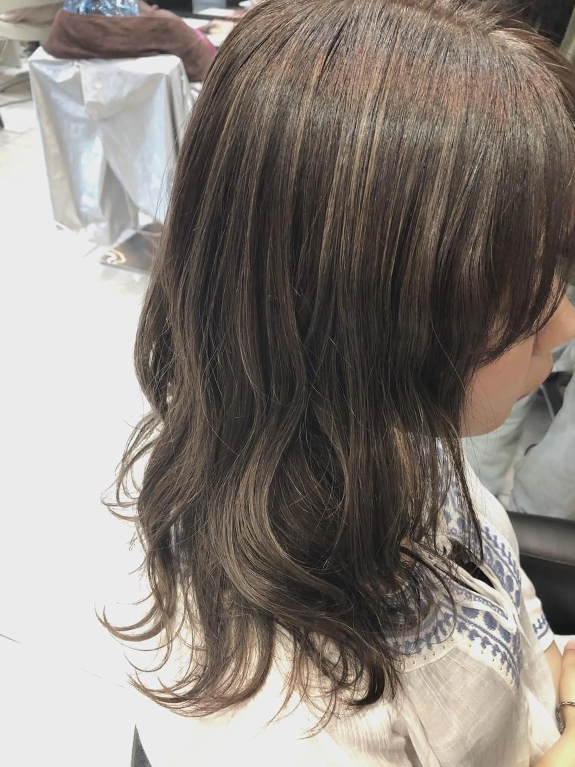 セミロング カラー グレージュ ハイライトカラー ハイライト 女性リピ90%🍨 🩷佐藤みずきのヘアスタイル