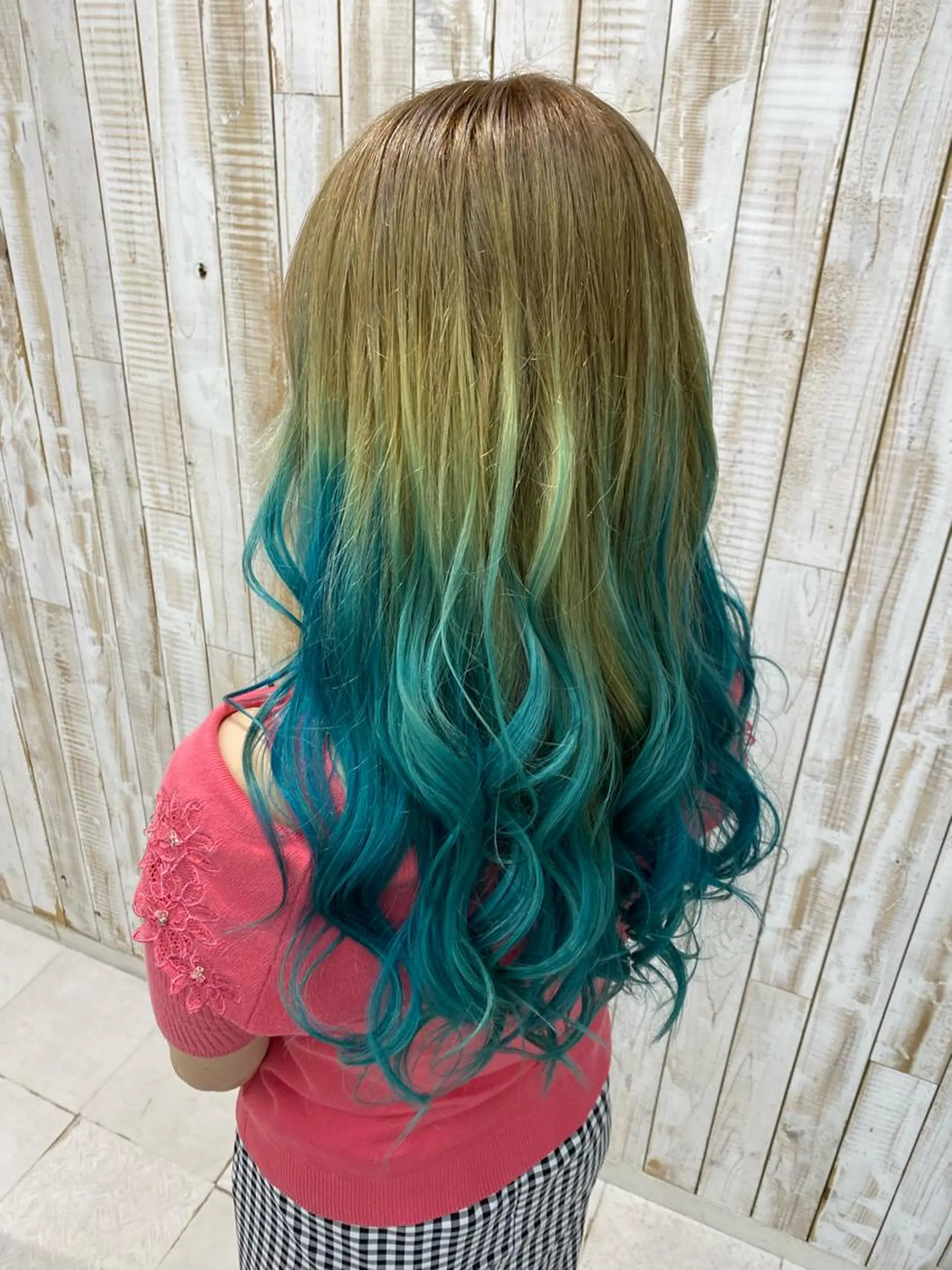 ロング 白髪ぼかしハイライト めさきすずなのヘアスタイル