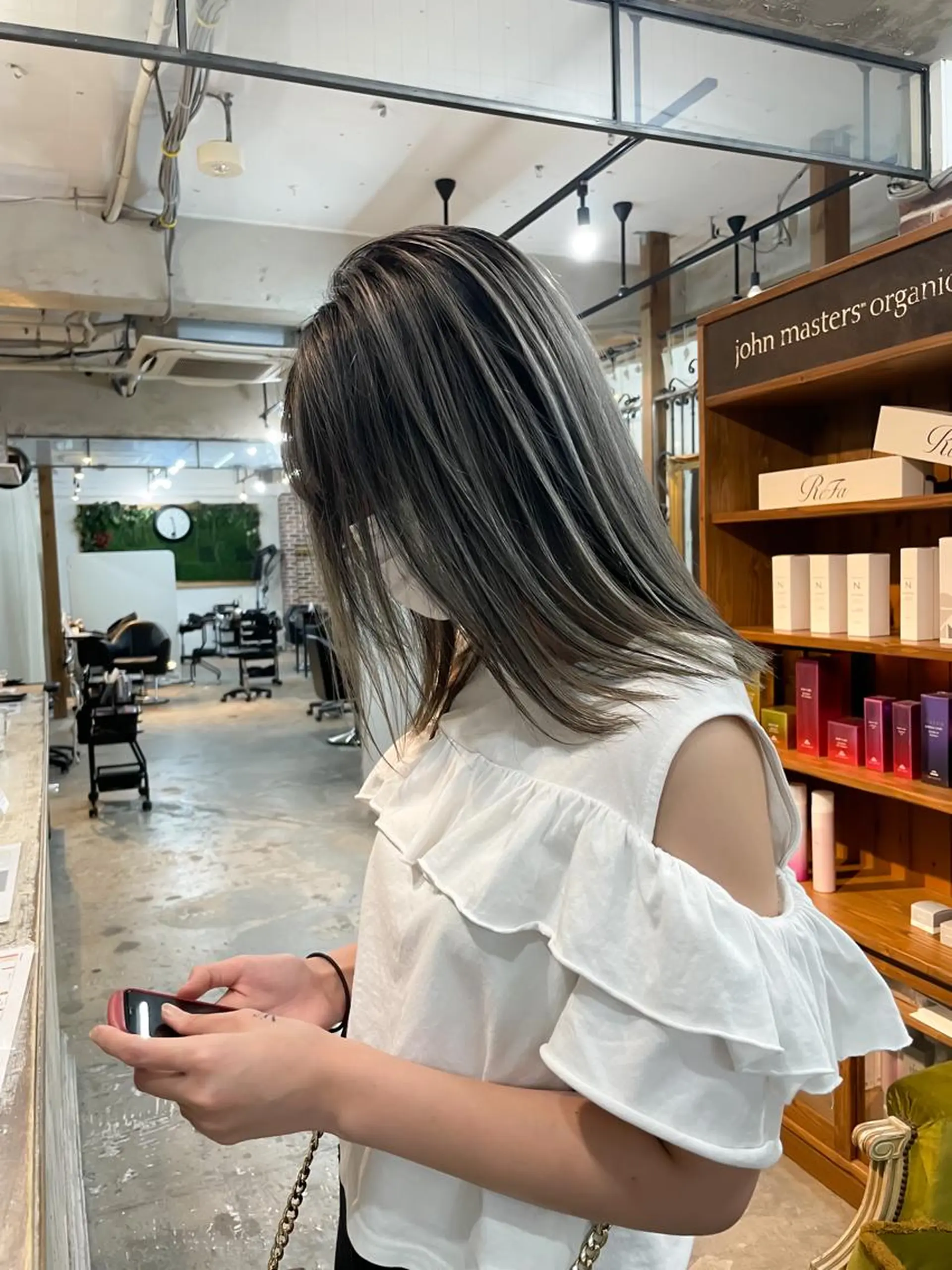 ミディアム 白いハイライト🤍 タナカリョウスケのヘアスタイル