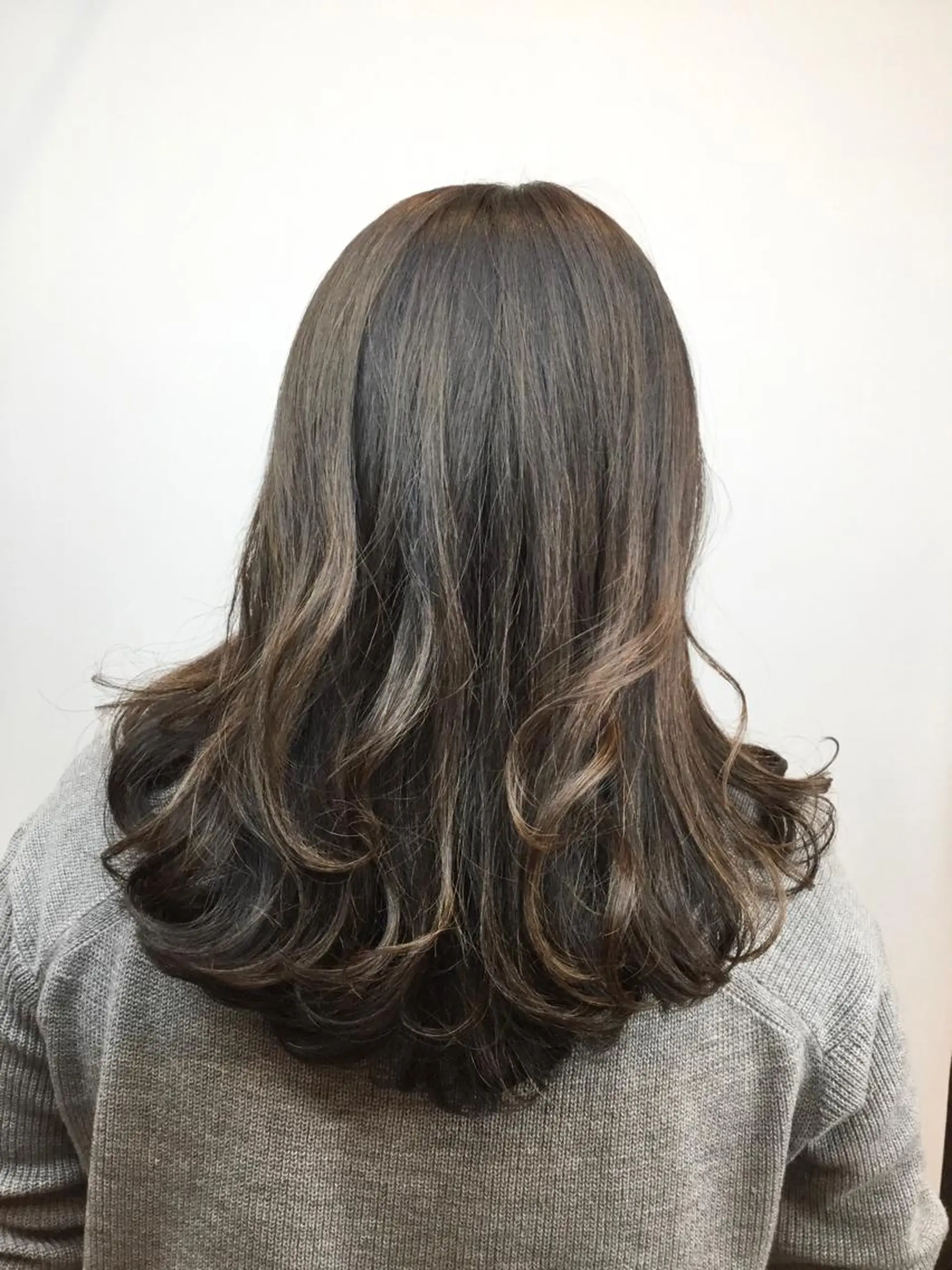 セミロング カラー Annon プライベートサロンのヘアスタイル