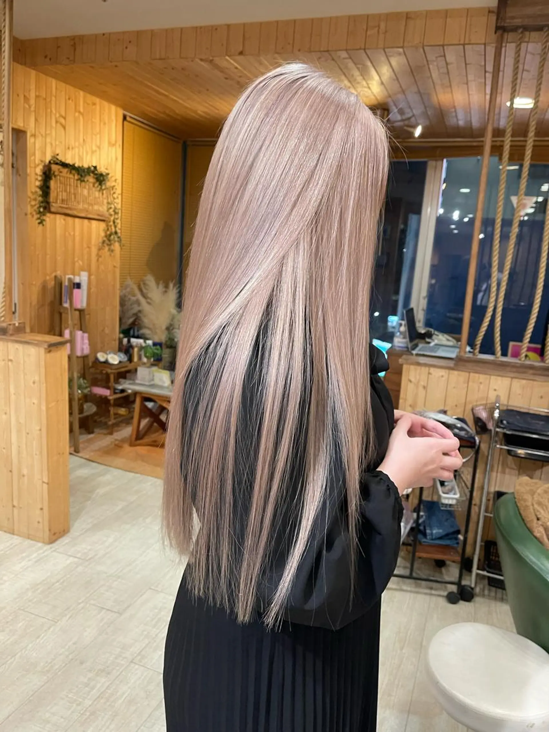 ロング 韓国レイヤー外国人風 透明感カラー髪質改善のヘアスタイル