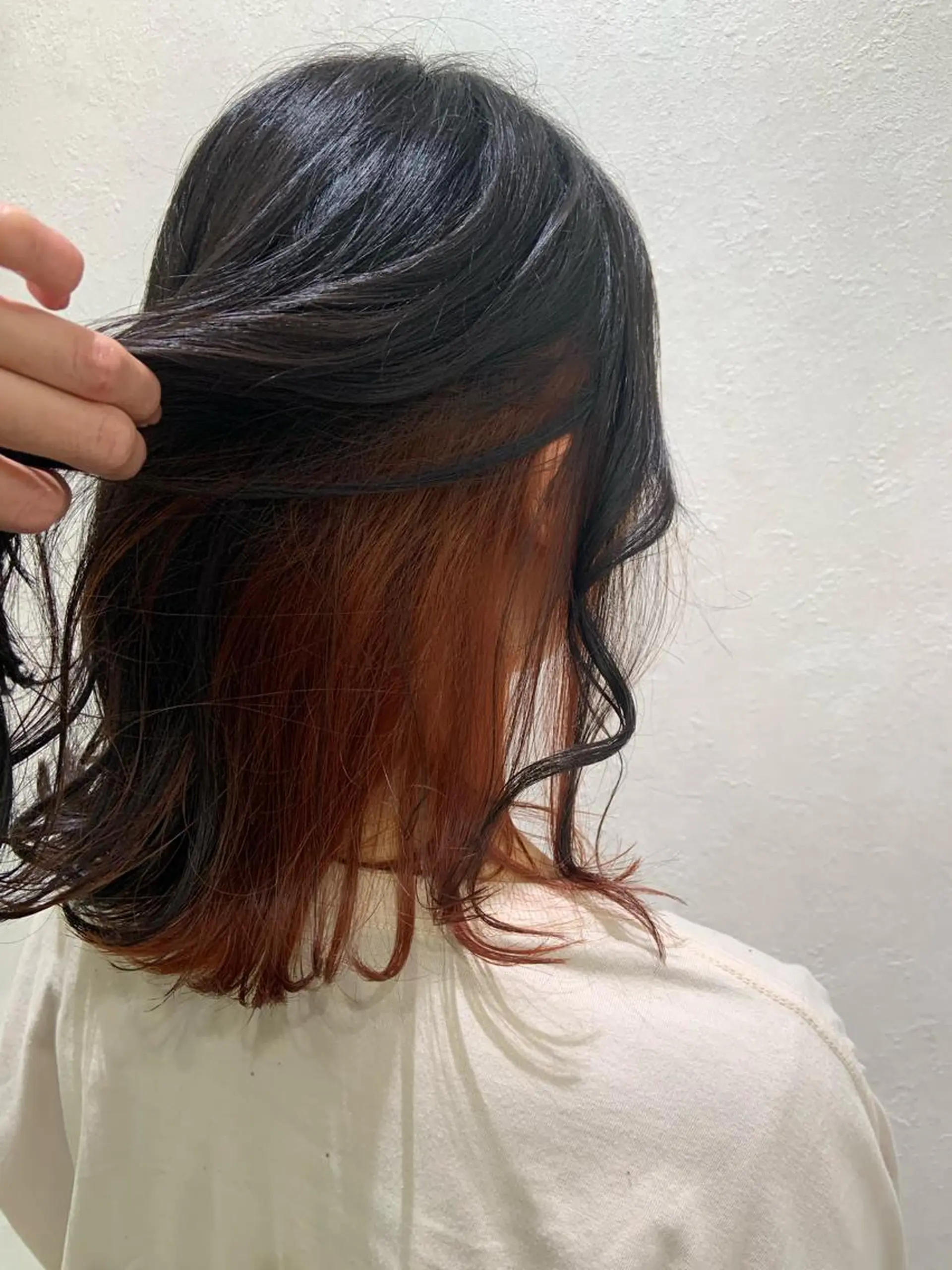 セミロング カラー ブラウンカラー ダークブラウン インナーカラー オレンジ ハイトーンカラー🤍 山下 優華のヘアスタイル