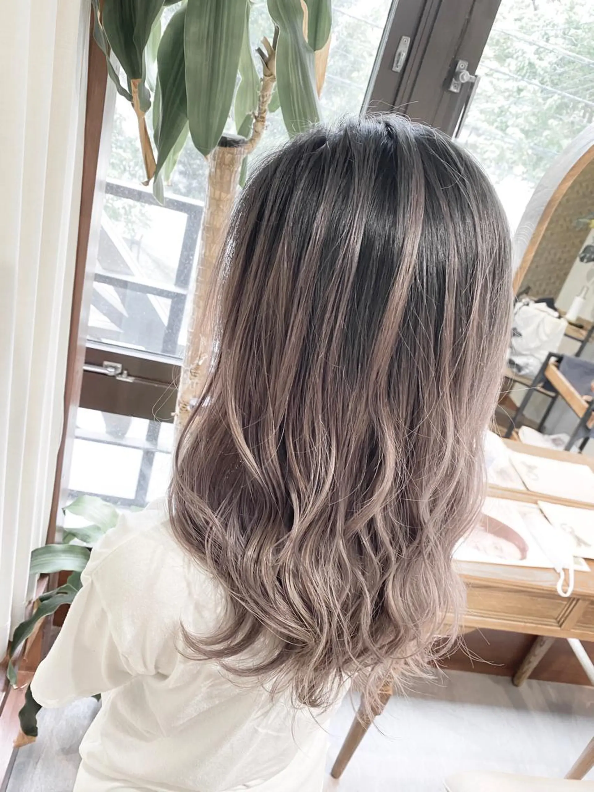 セミロング カラー バレイヤージュ ベージュカラー グラデーションカラー ハイライトカラー シルバー 💓シールエクステ ルミエールのヘアスタイル
