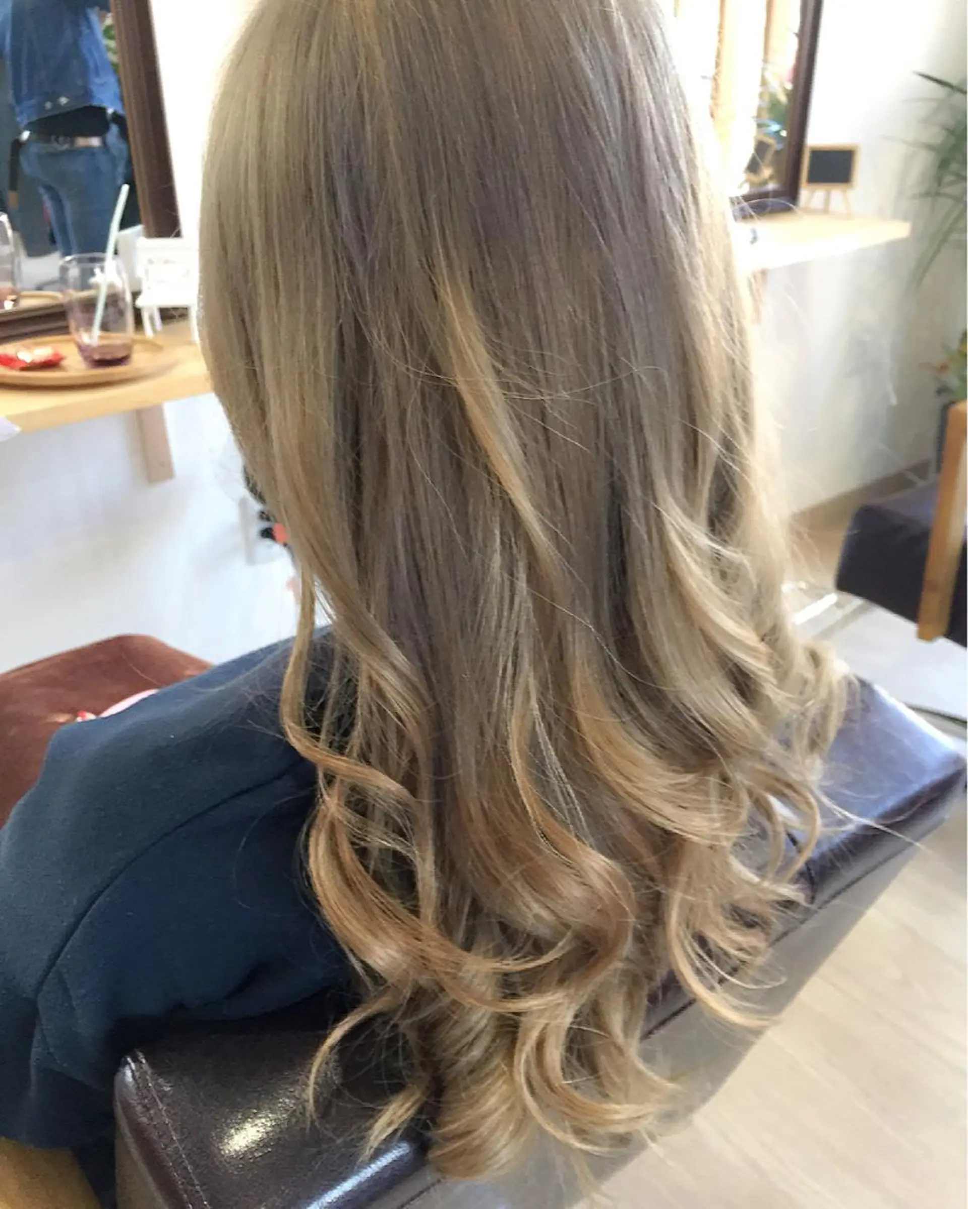 ロング カラー ベージュカラー 透明感カラー ALOHANA 津店所属・TSUBASA▫️ ブリーチ#エクステのヘアスタイル