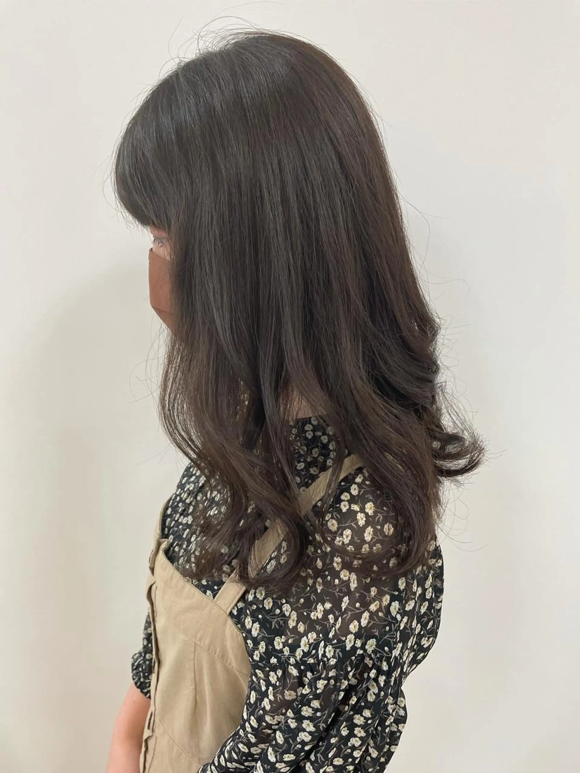 ロング カラー ヘアカラー トリートメント 顔まわりカット✄ ベージュカラー🧸のヘアスタイル