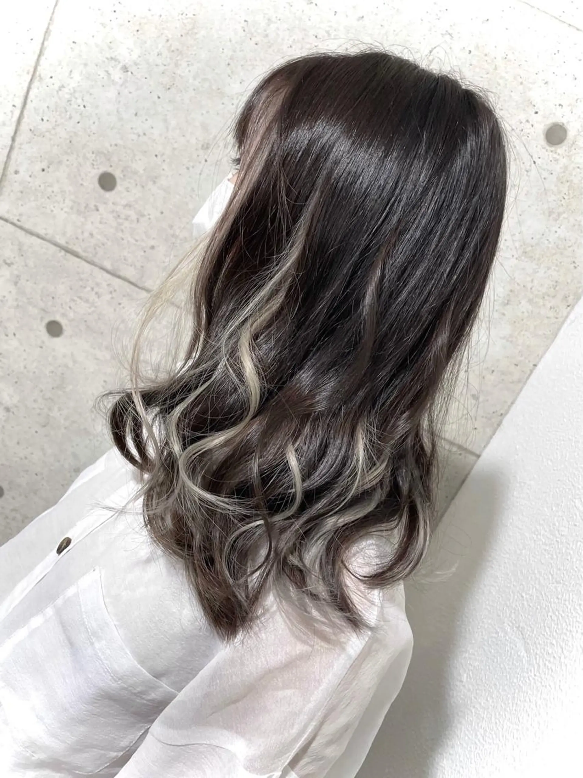 ミディアム カラー ハイライトカラー インナーカラー ハイライト 韓国風/小顔レイヤー /艶カラーのヘアスタイル