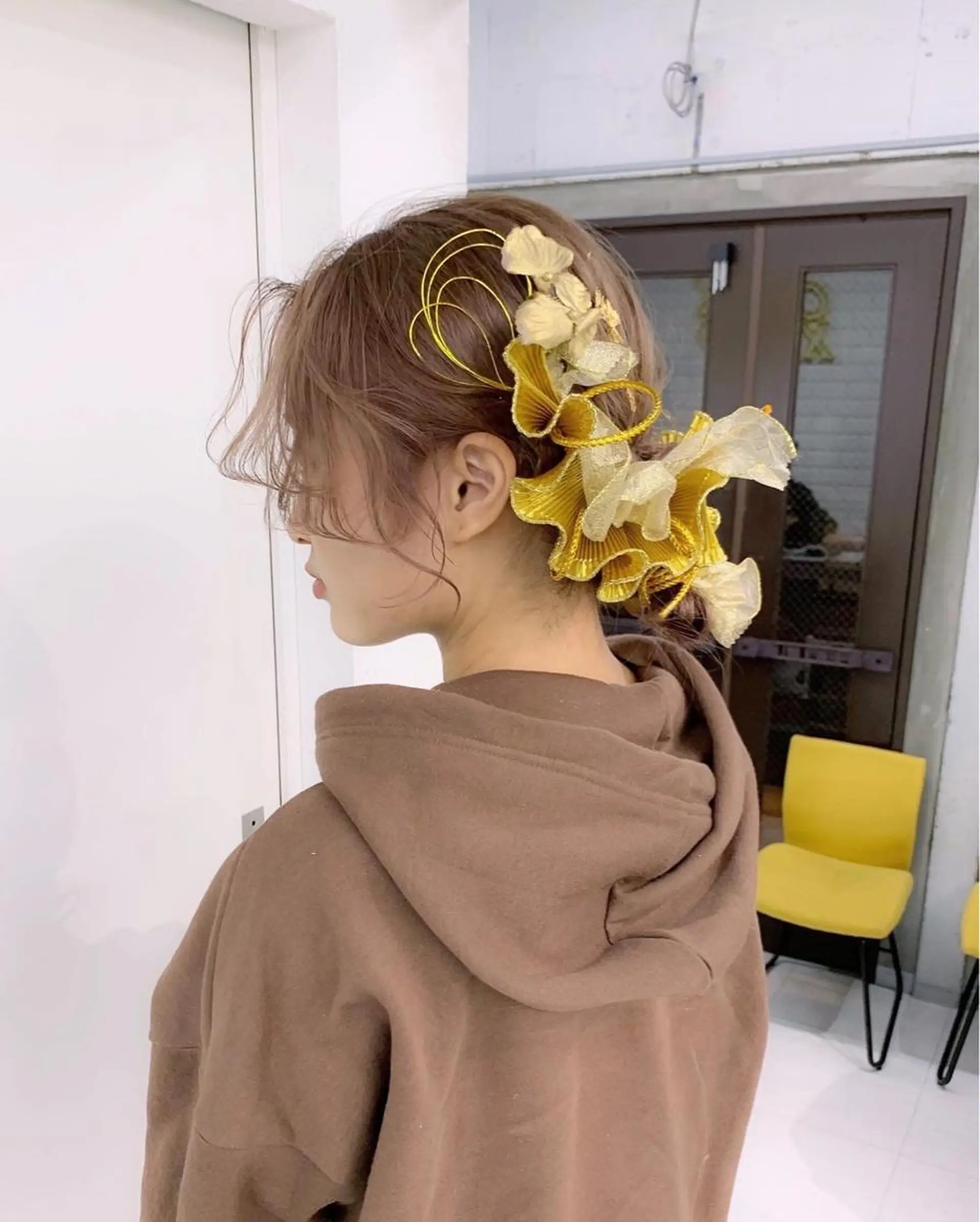 ロング カラー ヘアアレンジ 成人式 お団子ヘア 結婚式・ブライダル 簡単アレンジ 卒業式のヘアスタイル 卒業式ヘアセット🎀 ヘアアレンジのヘアスタイル
