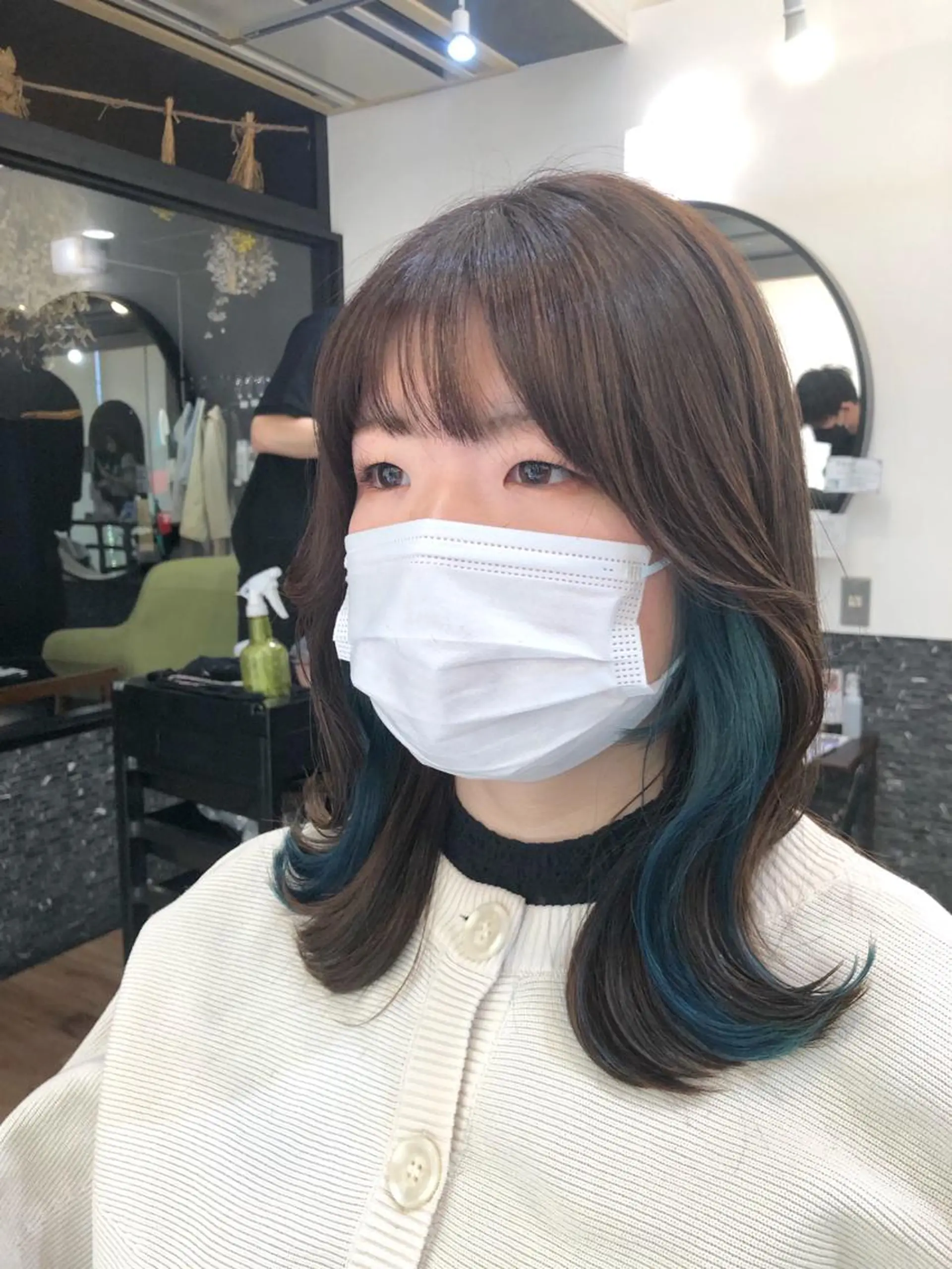 ミディアム カラー 顔周りカット 韓国風ヘア 小顔カット ヘアカラー トリートメント トレンドヘア🌿 chinariのヘアスタイル