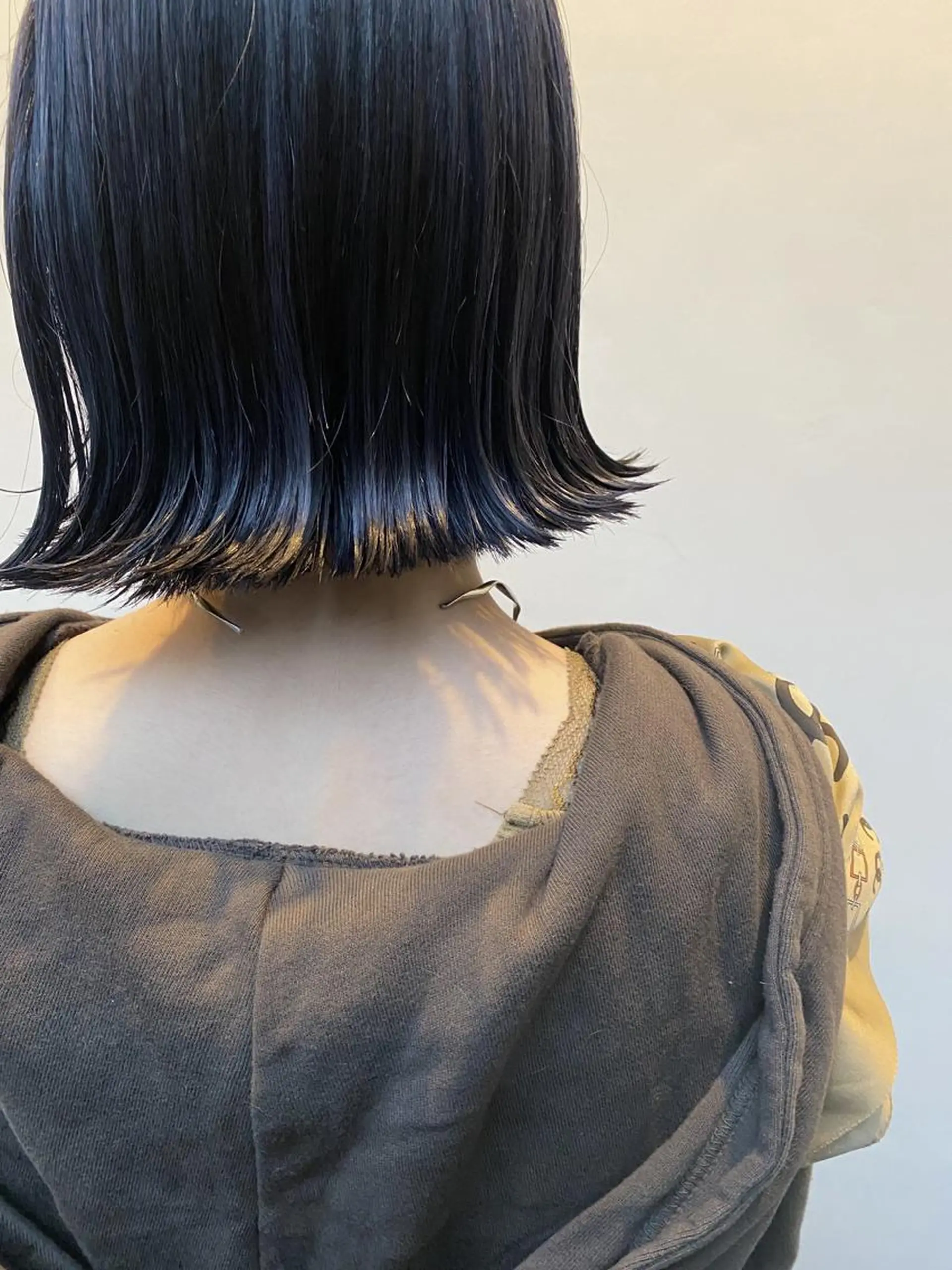 ショート カラー ネイビーカラー ボブ 外ハネヘア tonari 梅田、中崎町のヘアスタイル