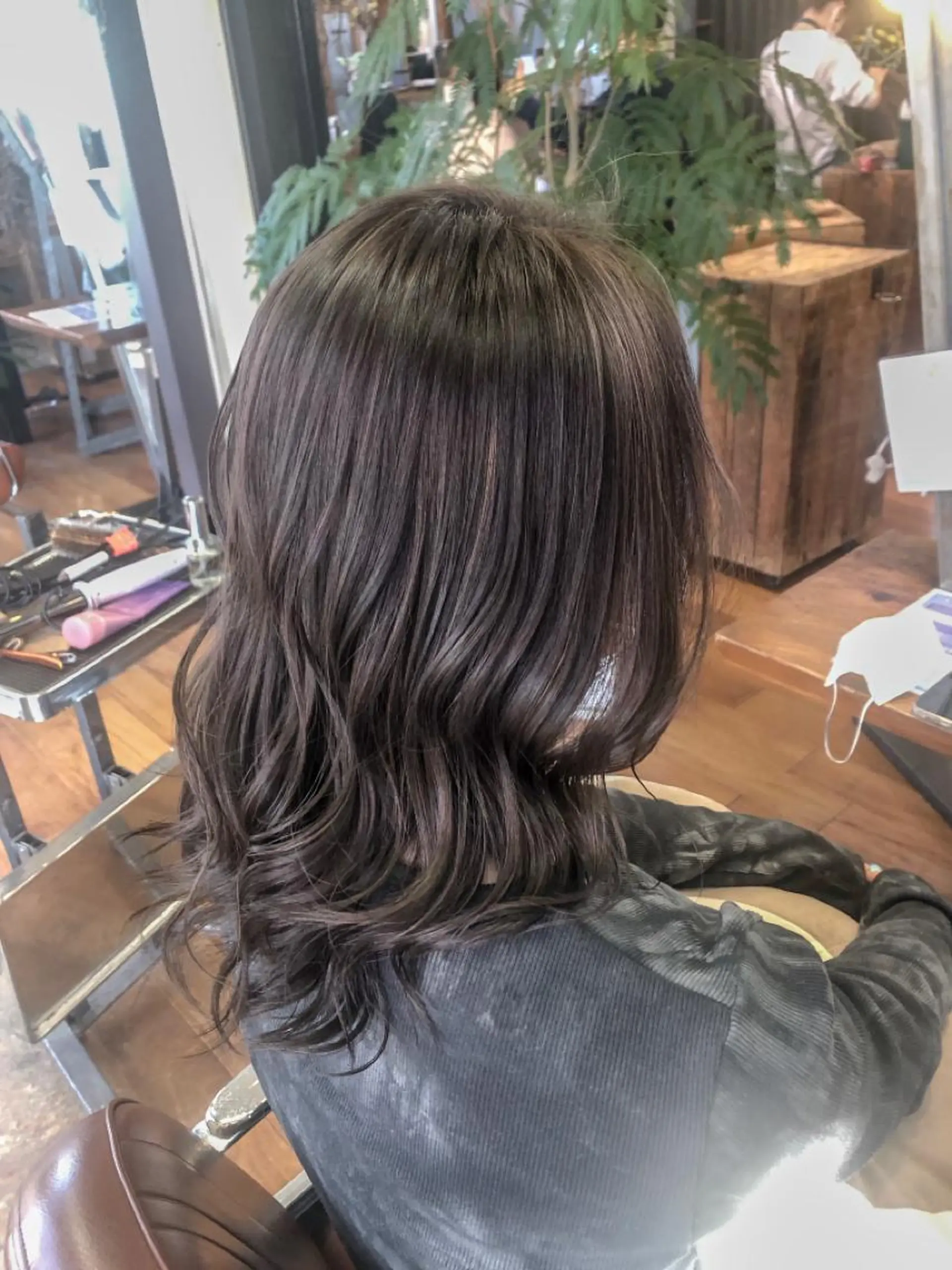 セミロング カラー 透明感カラー ハイライトカラー 卒業式のヘアスタイル ハイライト ヘアカラー NAGON STYLE  MICI所属・佐藤 美聡のヘアスタイル