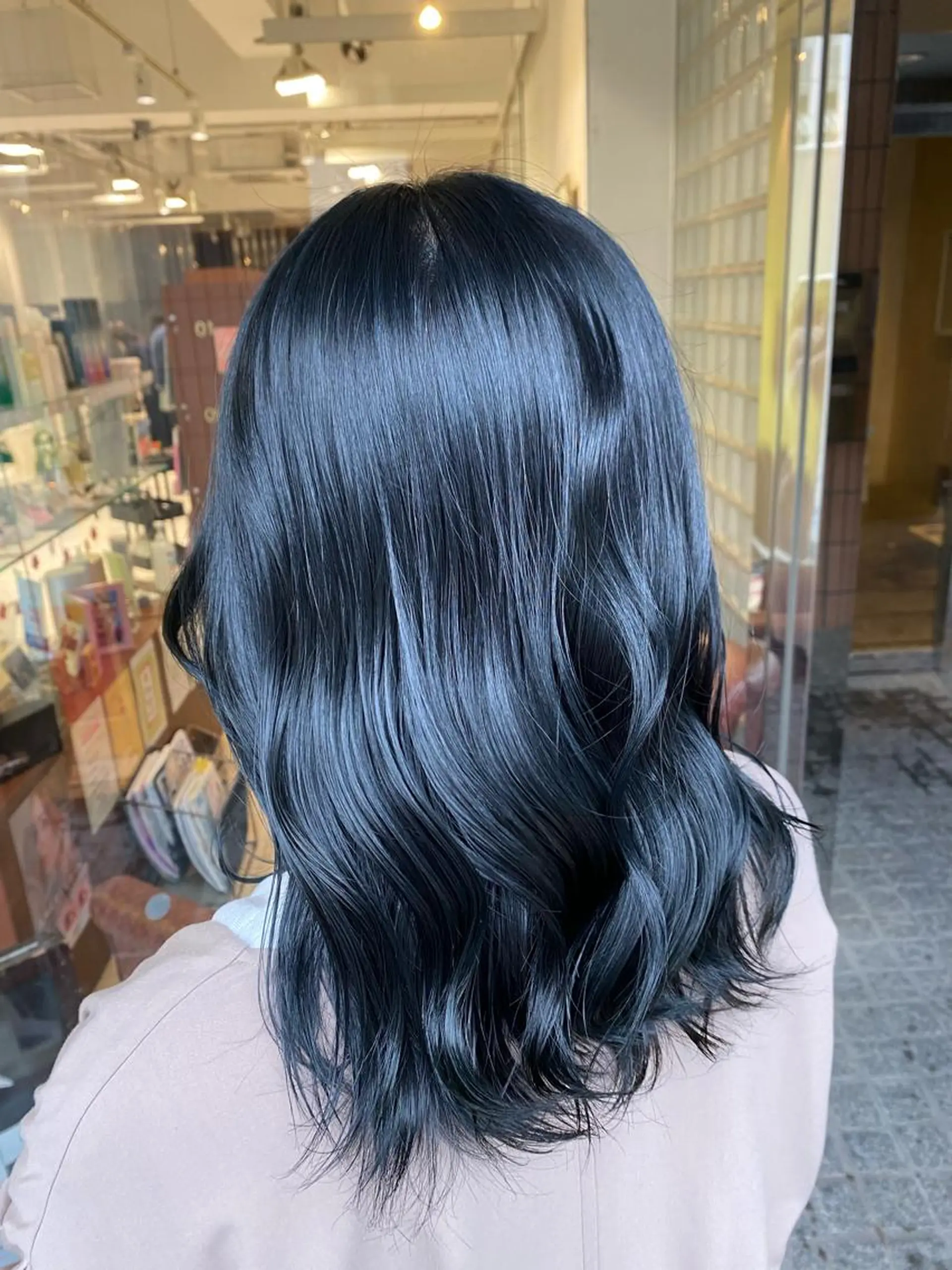 セミロング カラー 黒髪 ブルーカラー ブルーブラック 🍒ブリーチカラー 🍊暖水 まりあのヘアスタイル