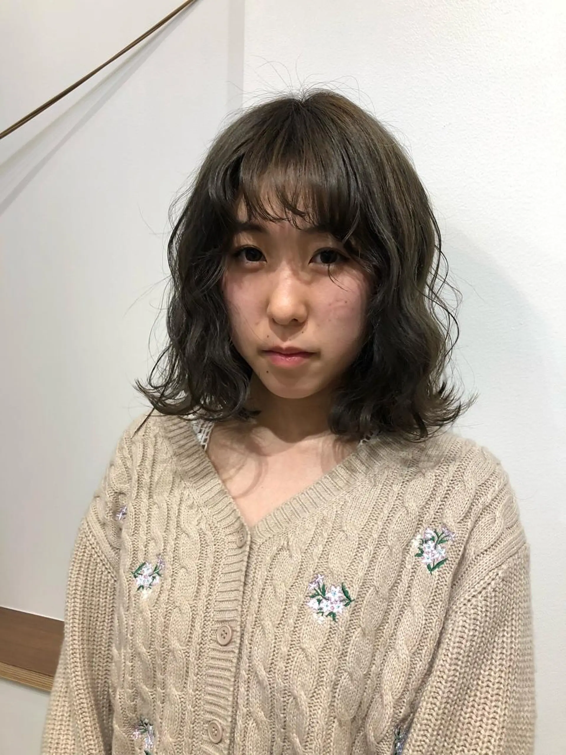 ミディアム カラー ブリーチ グレージュ カーキグレージュ カット ヘアカラー トリートメント 🦋美髪／エクステ 🦋アベイクミのヘアスタイル