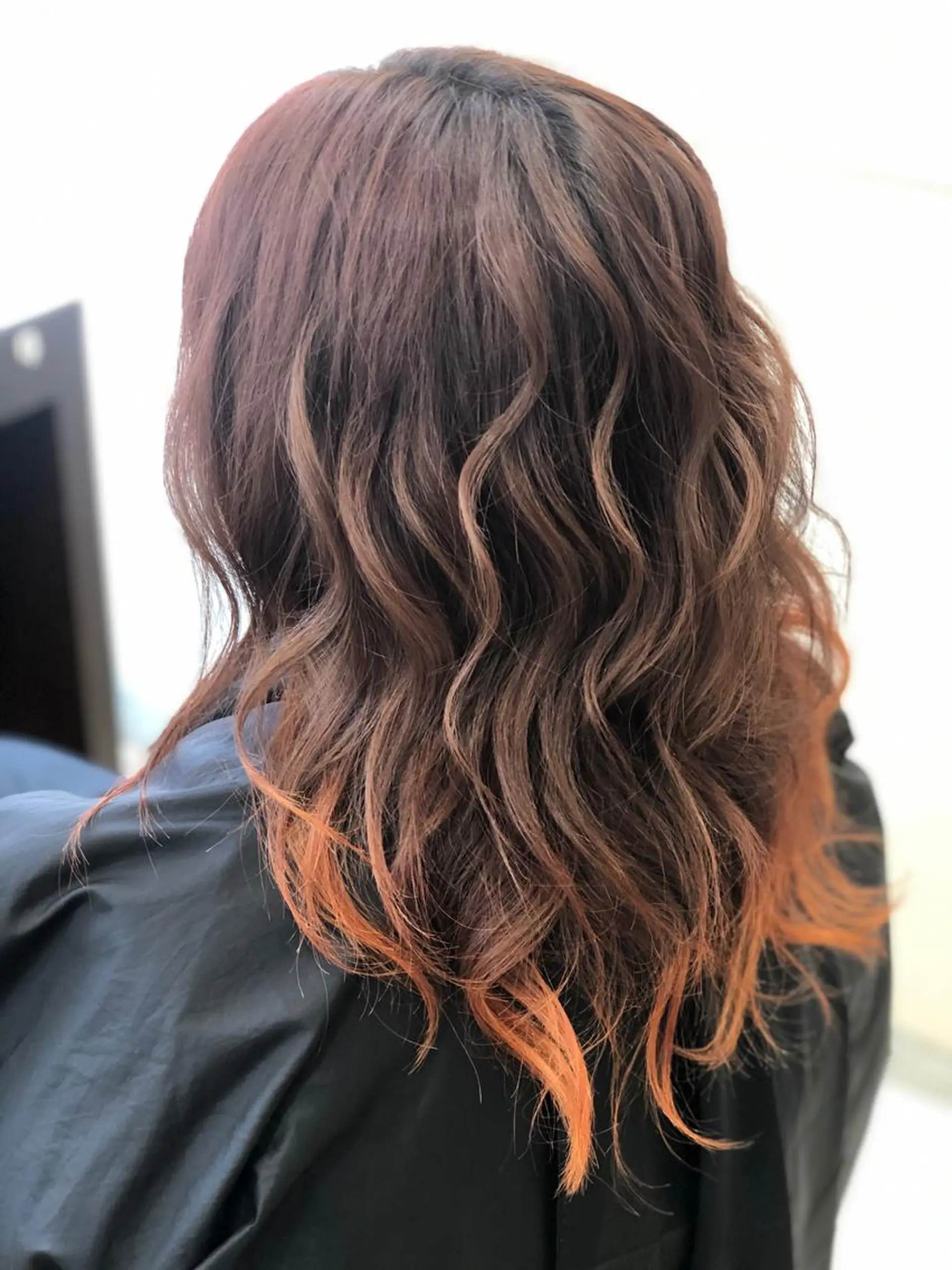 セミロング カラー オレンジ 嶌田 沙紀のヘアスタイル