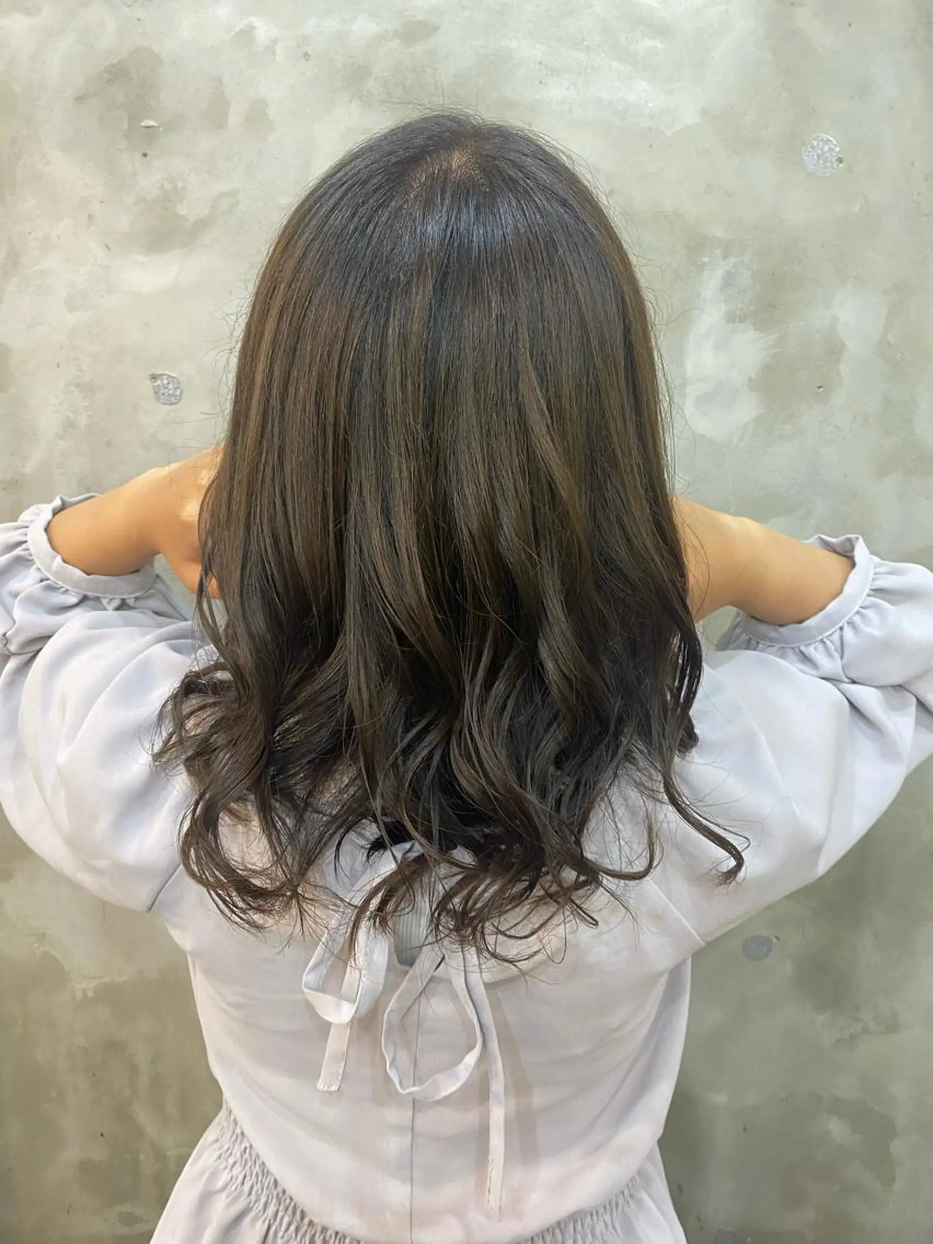 セミロング カラー ヘアアレンジ ベージュカラー ブリーチ ブリーチなしカラー オリーブベージュ 志賀 あずみのヘアスタイル