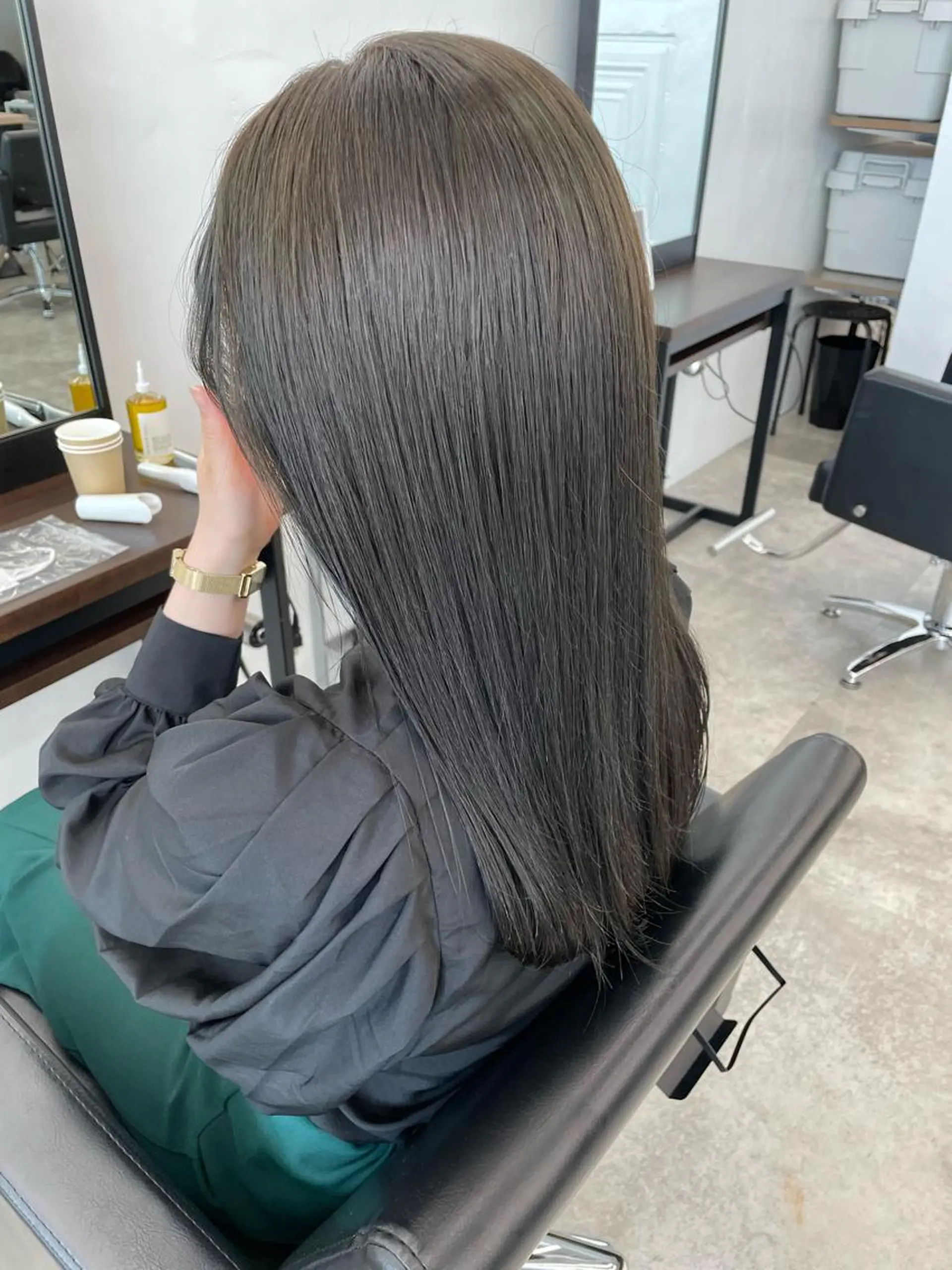 ミディアム カラー グレージュ オリーブグレージュ オリーブグレー レイヤー/ショート透 明感カラー/西田祐賀のヘアスタイル