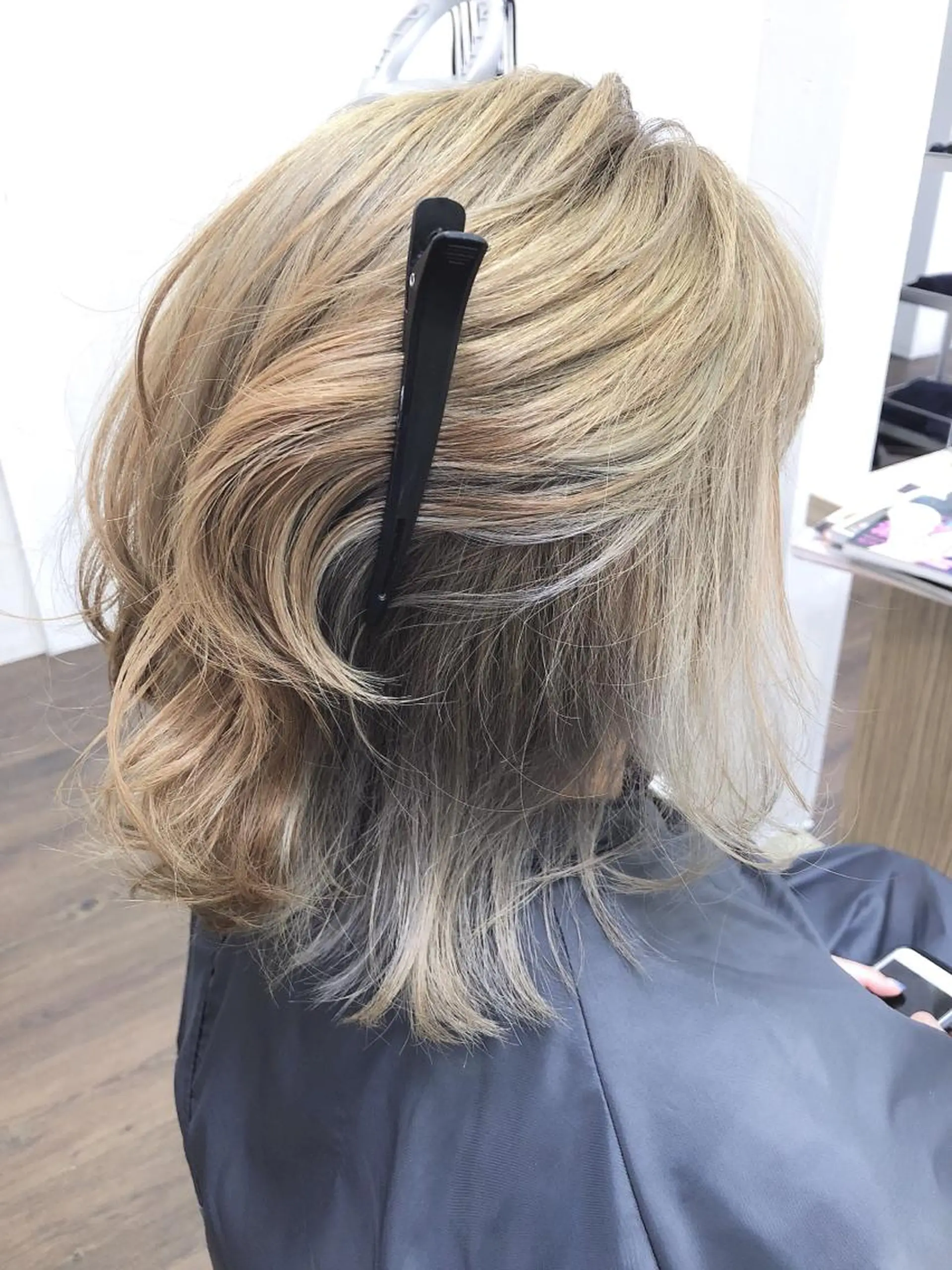 ミディアム カラー アッシュ ブリーチ シルバー シルバーアッシュ ハイライト/インナー /ブリーチ/レイヤーのヘアスタイル