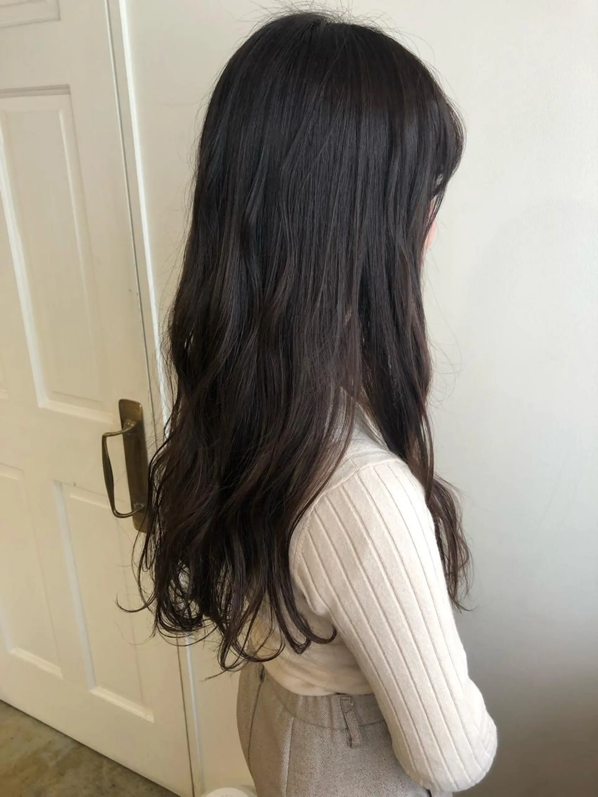 ロング カラー MIOベージュカラー 柔らかいカラーのヘアスタイル