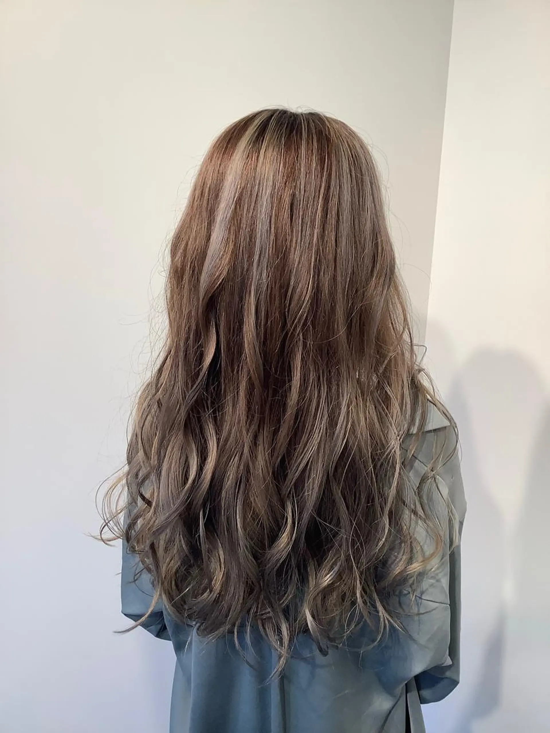 セミロング カラー 西口徒歩20秒　寒色 カラーミディアムヘアのヘアスタイル