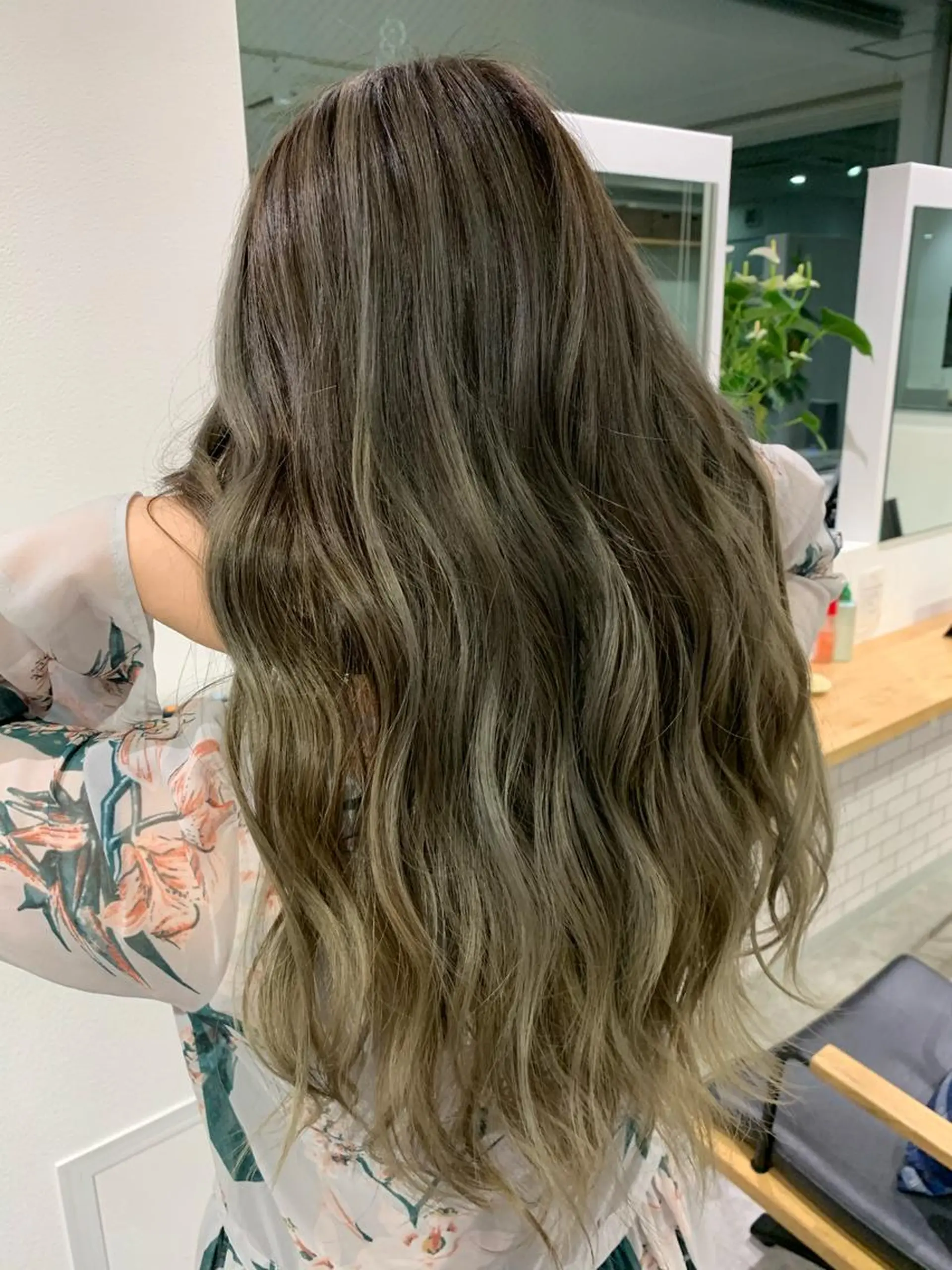ロング ヘアカラー ヨシミ カズヤのヘアスタイル