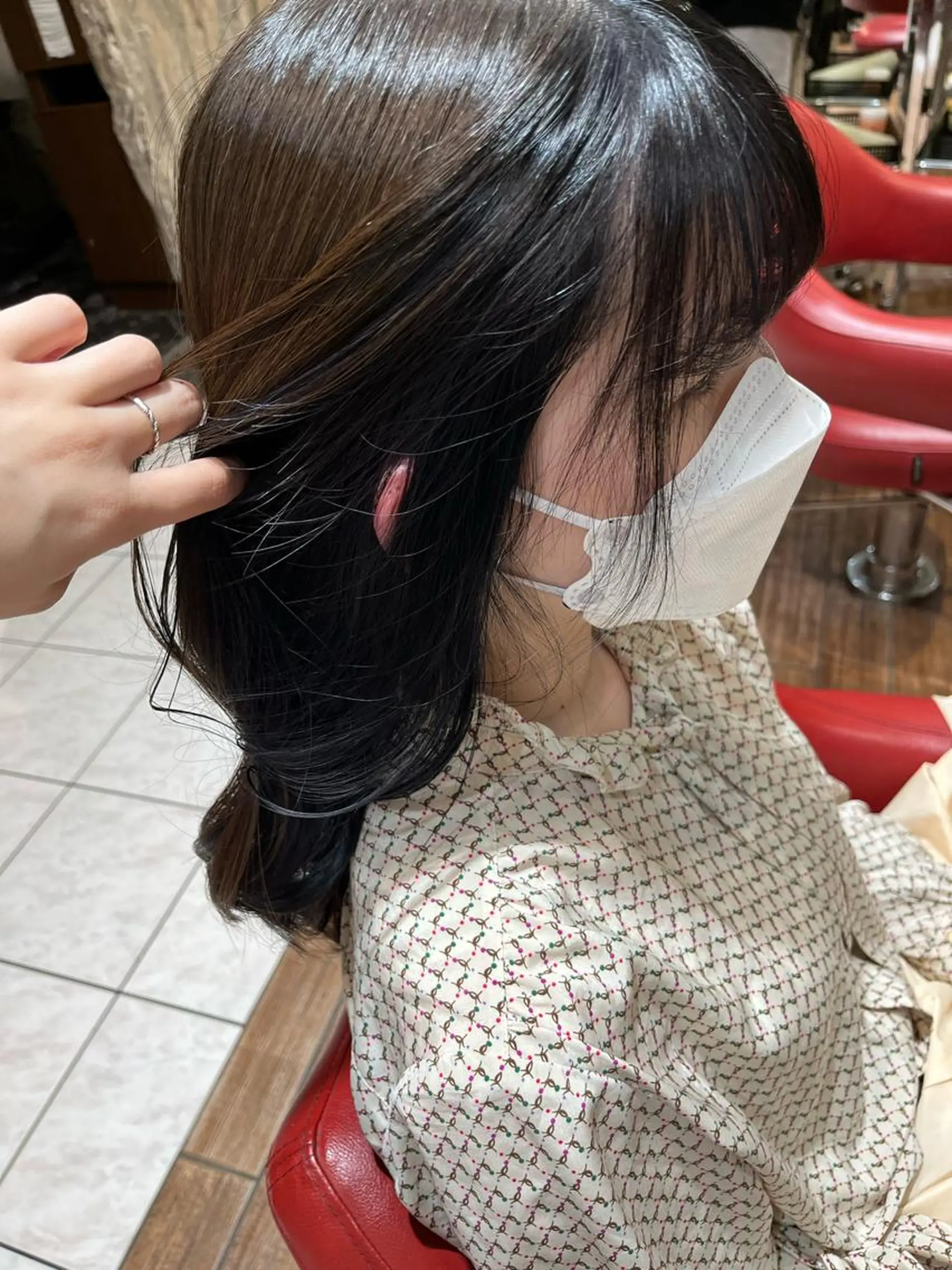 ロング カラー ミストバング 黒髪 ブルーカラー ブルーブラック フェイスフレーミング 椎名 紗愛のヘアスタイル