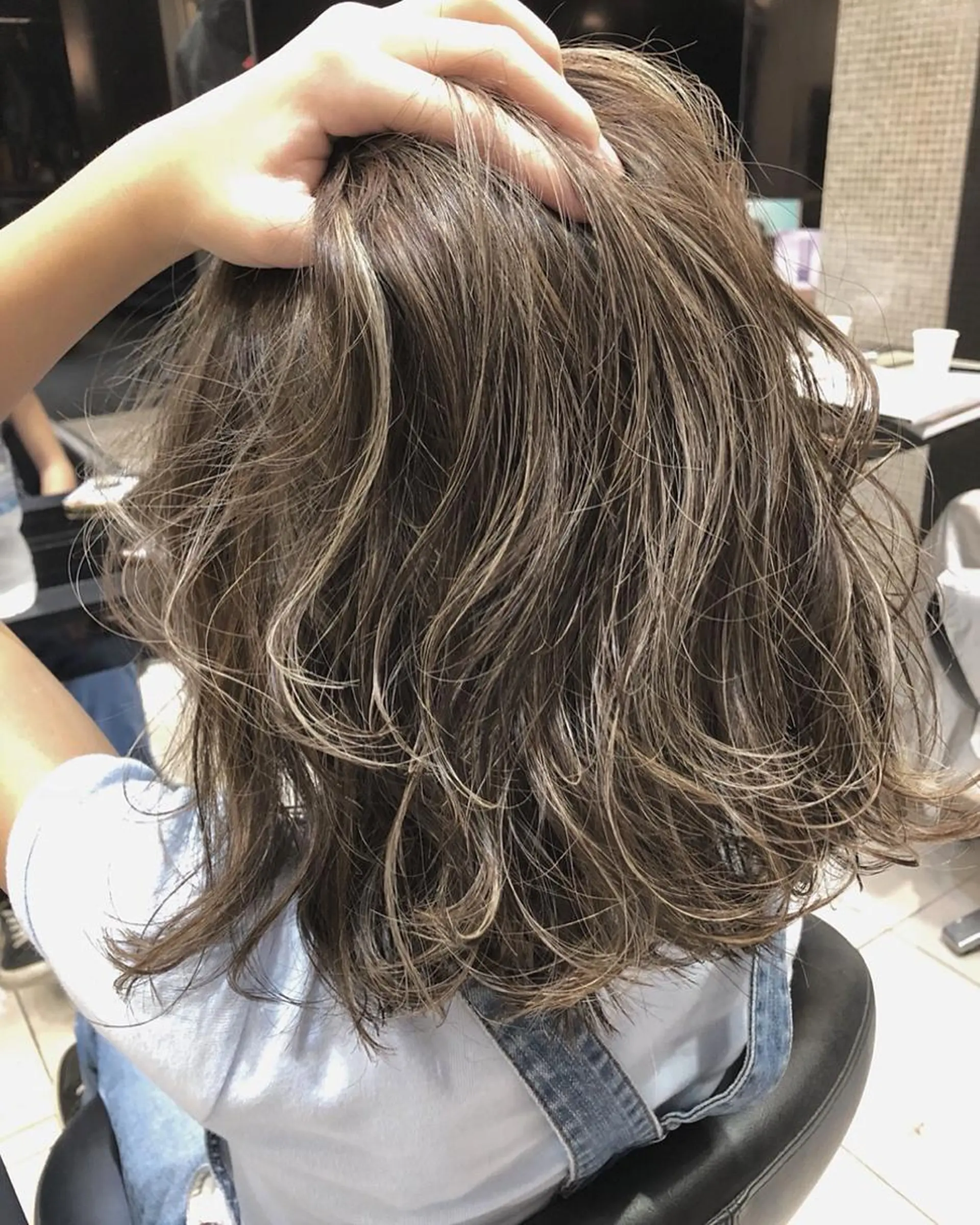 ミディアム カラー ブロンド ハイライトカラー ハイライト 女性リピ90%🍨 🩷佐藤みずきのヘアスタイル