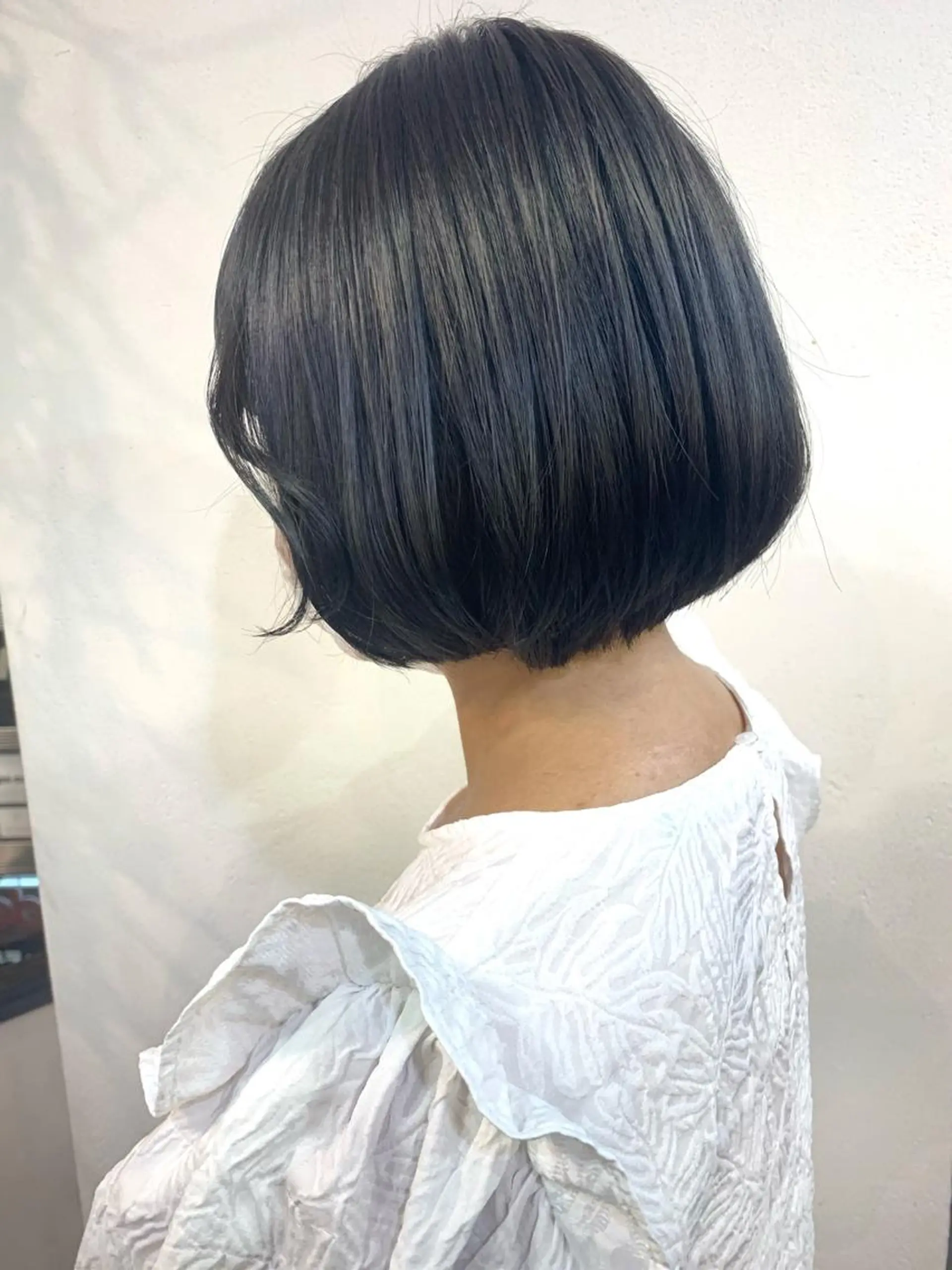 ショート レイヤーカット、 大人可愛い　中村美羅のヘアスタイル