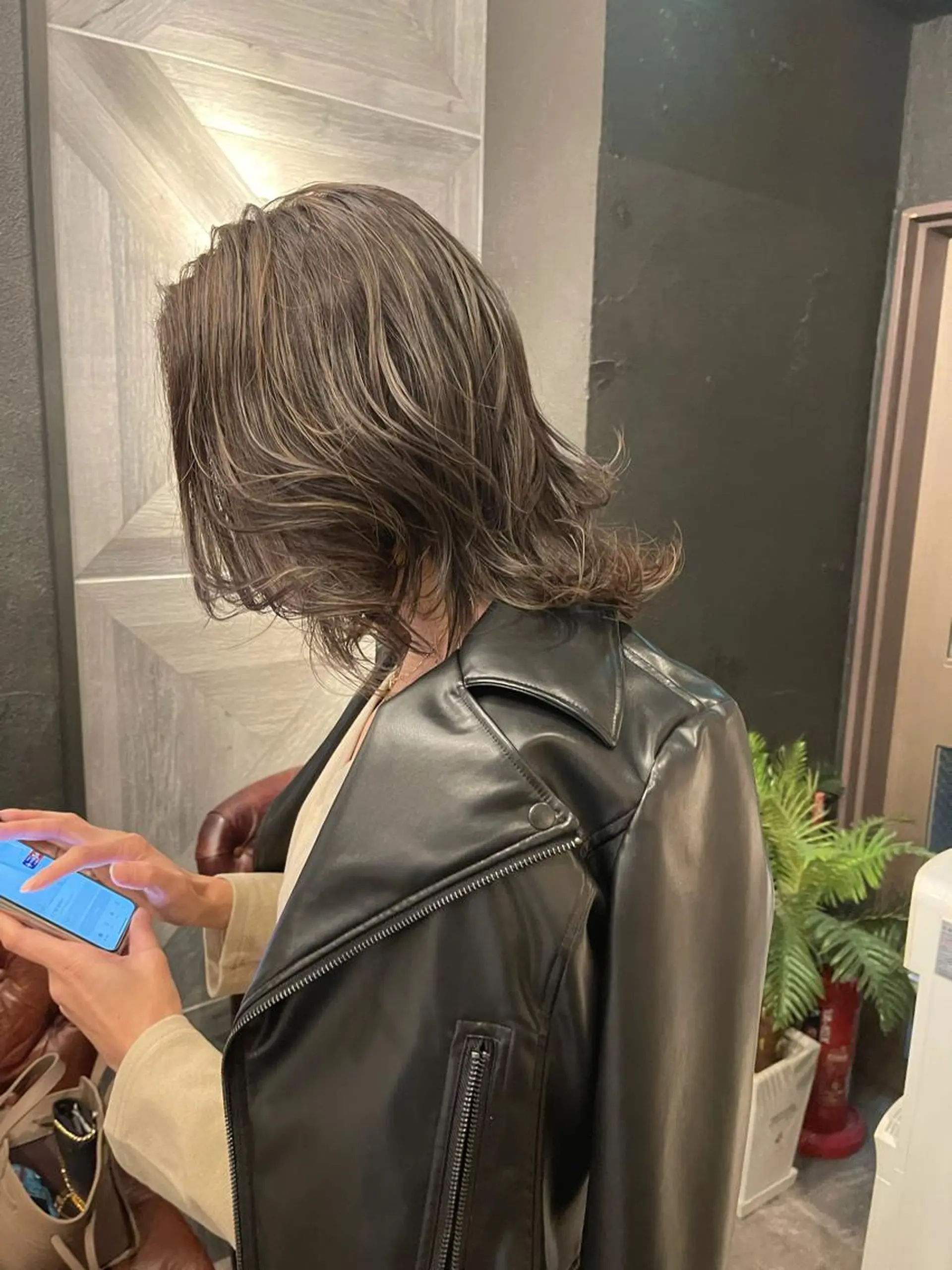 セミロング カラー グレージュ ハイライトカラー ハイライト ヘアカラー トリートメント Avery NEWYORK所属・Avery SHINのヘアスタイル