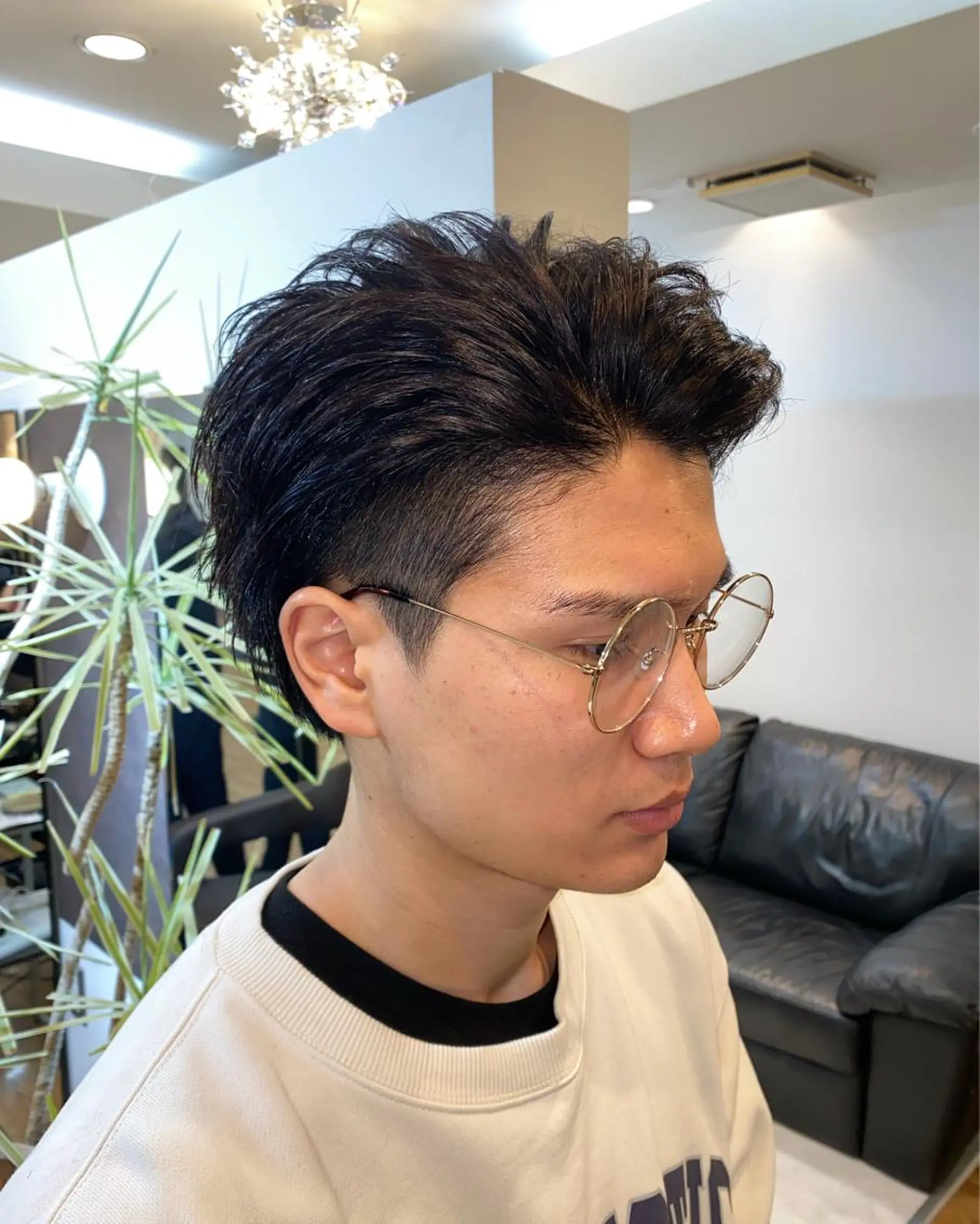 ショート カラー メンズ 刈り上げ ANKH CROSS 新宿店所属・色ムラ修正の神様 新宿ハイトーンかすみのヘアスタイル