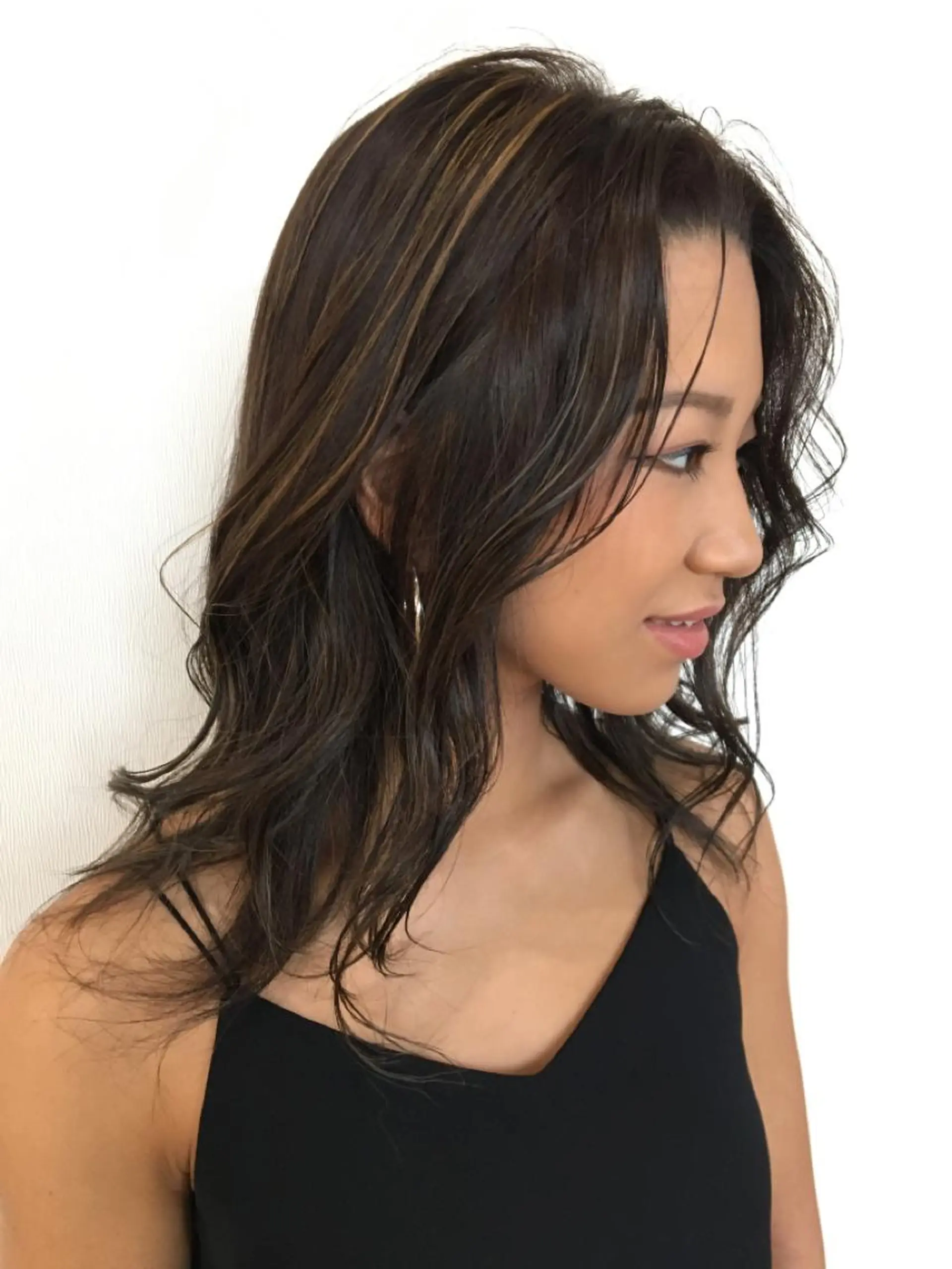 セミロング ハイライト 三浦 瑠璃のヘアスタイル