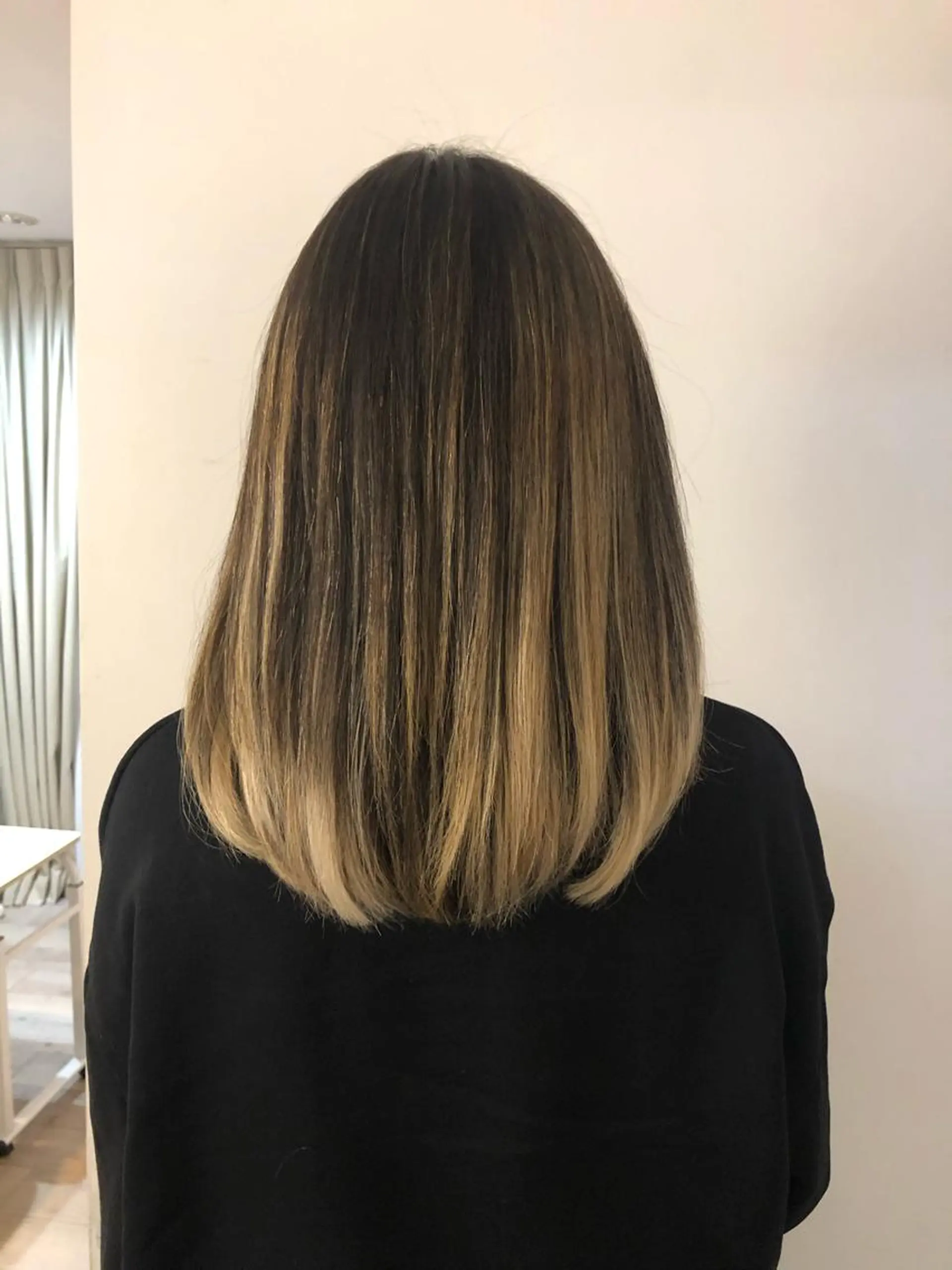 ミディアム カラー バレイヤージュ レイヤーカット カット ヘアカラー ブリーチカラー🌈 石垣翔太のヘアスタイル