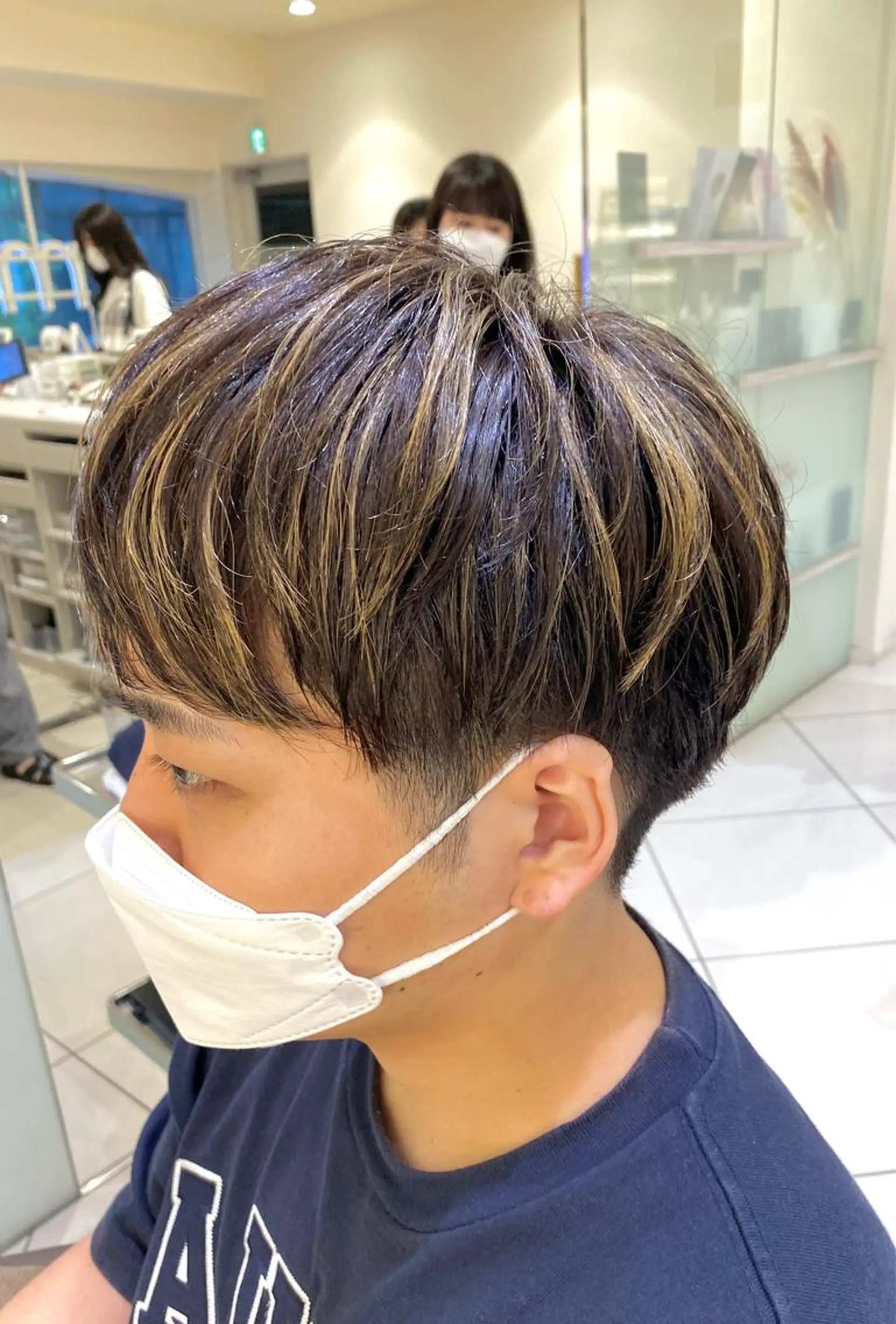 カラー メンズ メンズハイライト ハイライトカラー カット 細めハイライト🩶 ボブ/レイヤーカットのヘアスタイル