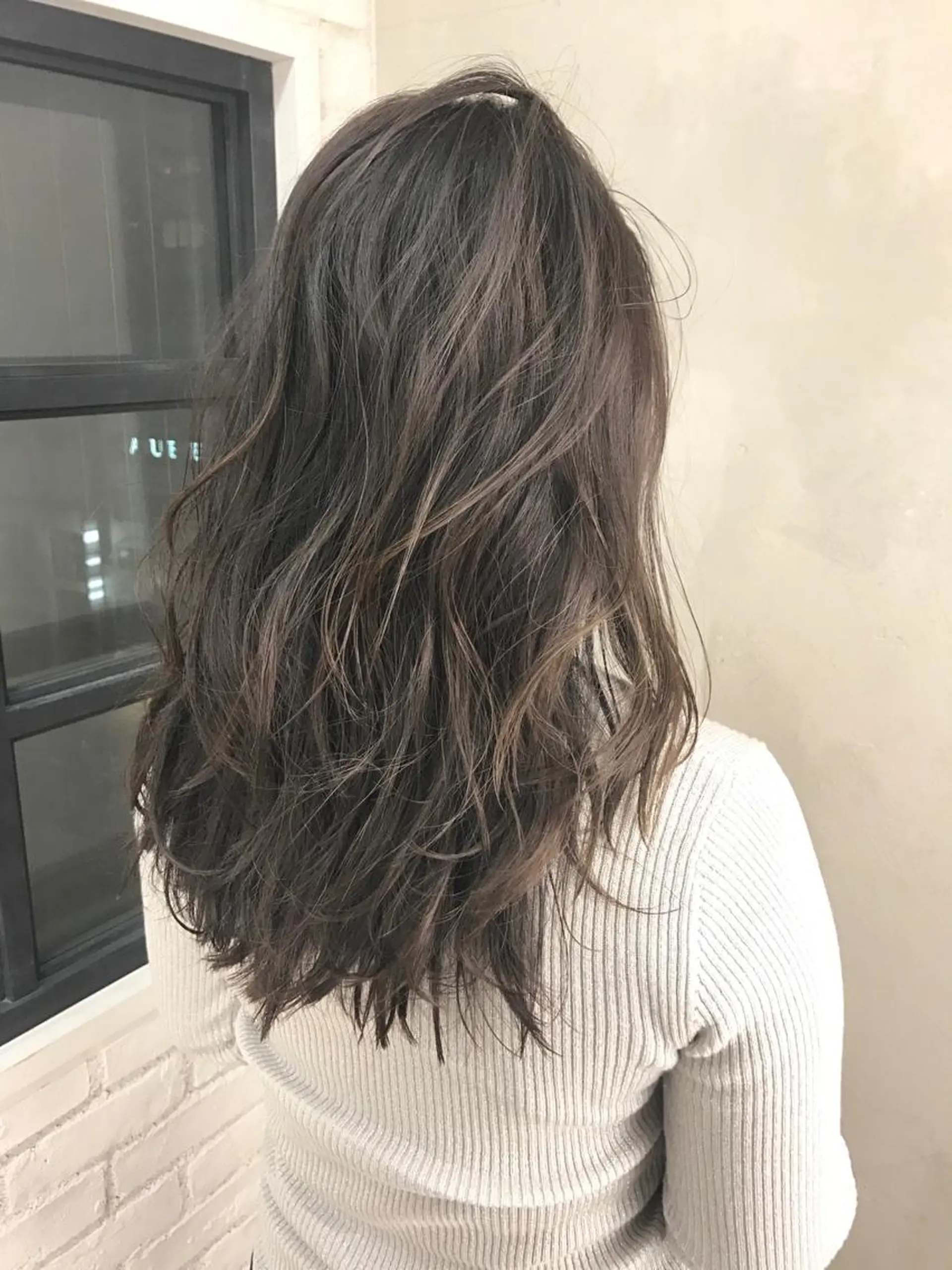 セミロング TOMOYAレイヤー ブリーチ縮毛矯正のヘアスタイル