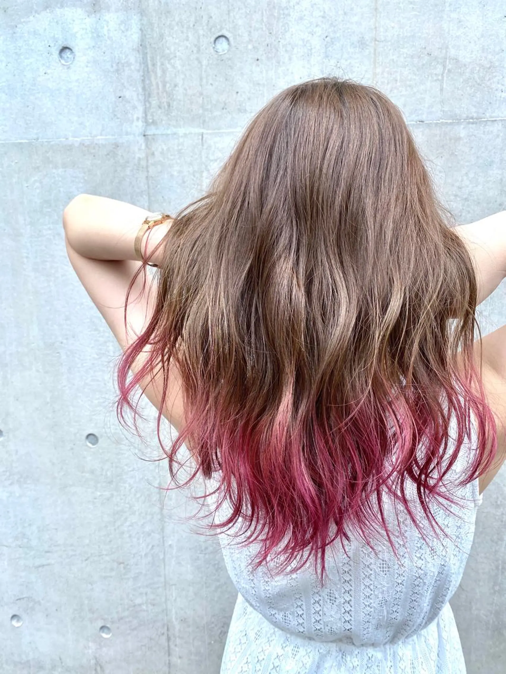 ロング カラー カシス ピンクカラー カット ヘアカラー 川越 輝梨奈のヘアスタイル