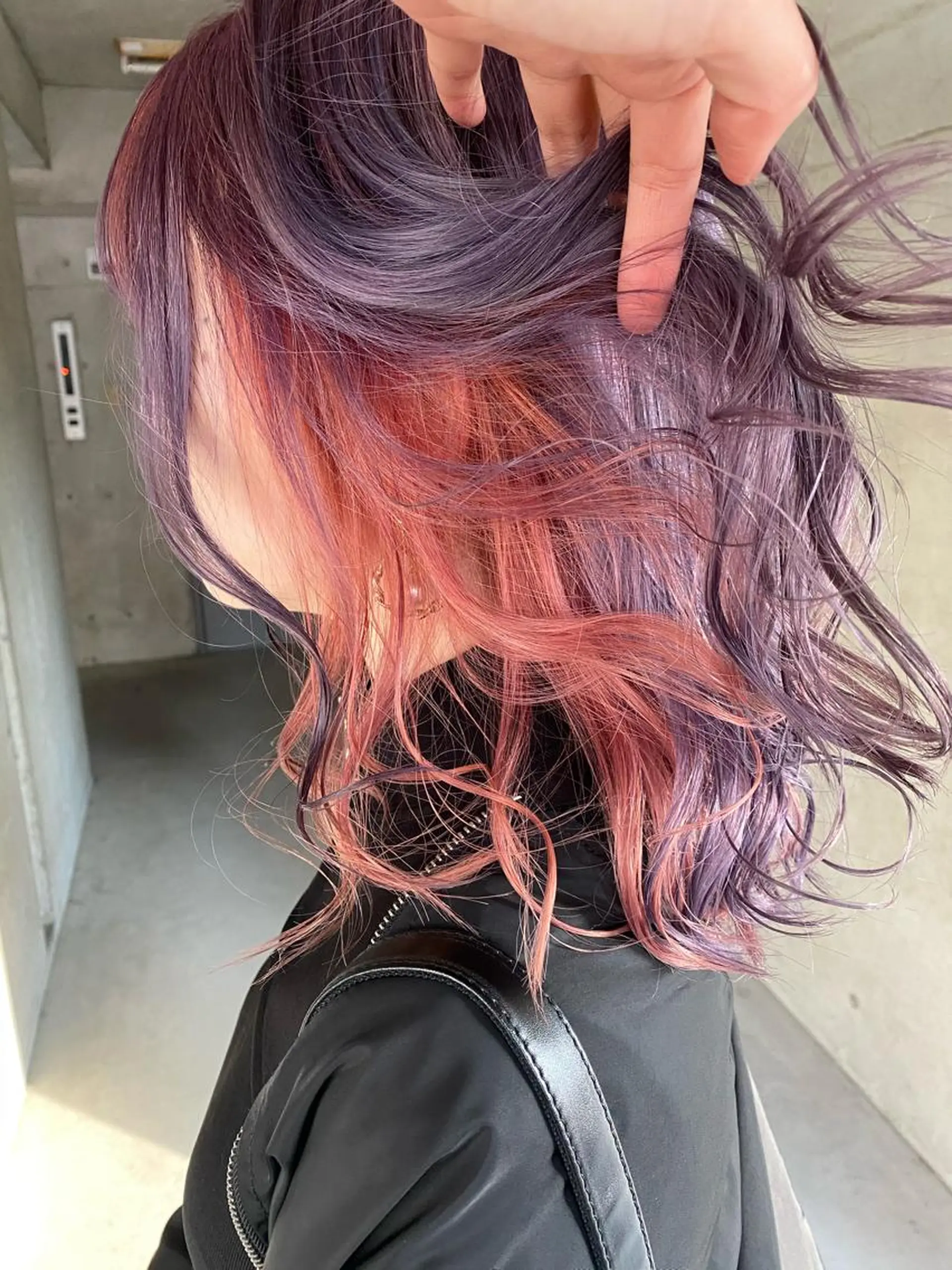 セミロング カラー ブリーチ インナーカラー ピンクカラー パープルカラー 是枝 さくらのヘアスタイル