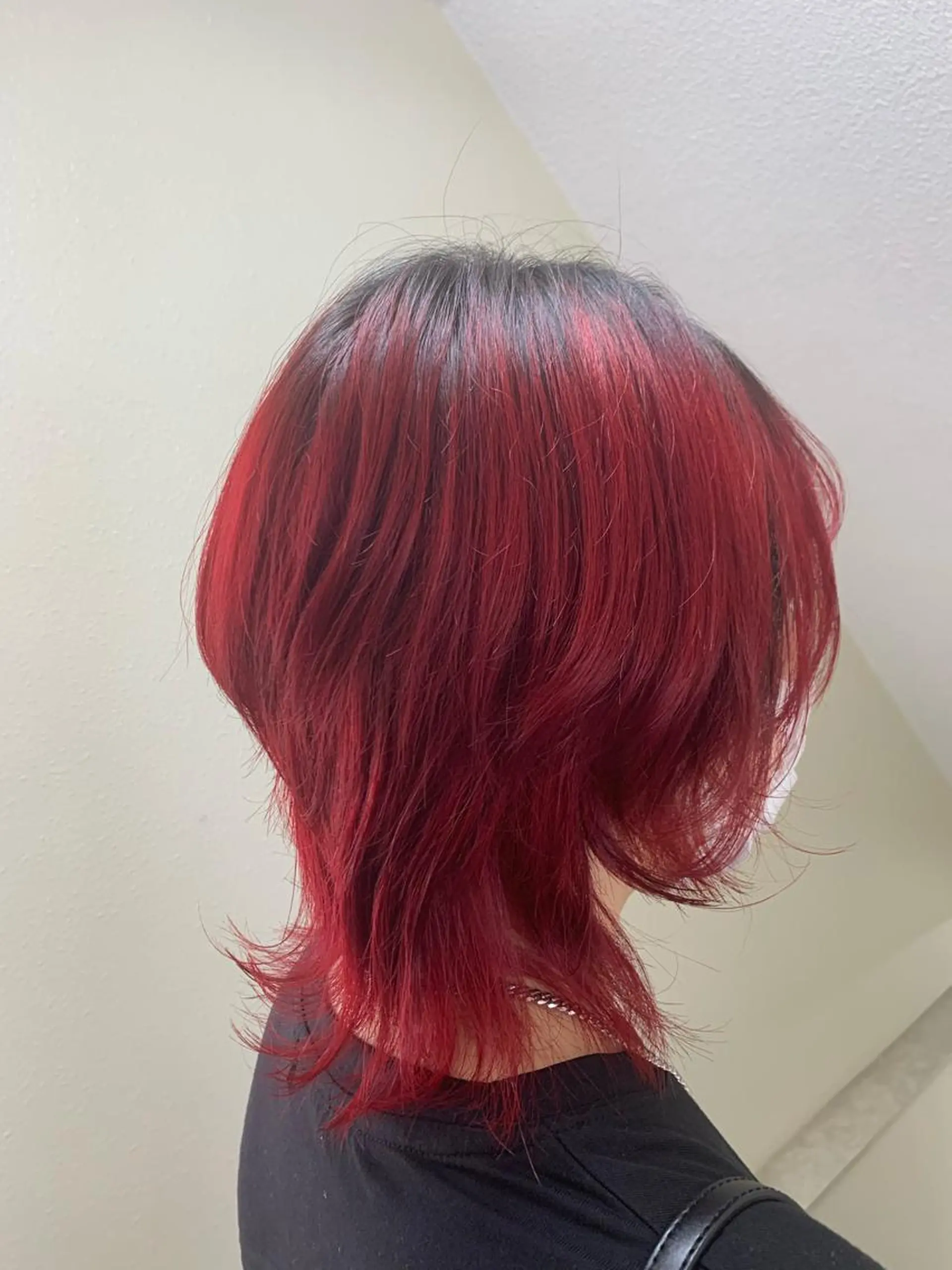 ミディアム カラー レッドカラー ウルフカット 🫧レイヤーカット/ 韓国ヘア🫧白石輝のヘアスタイル
