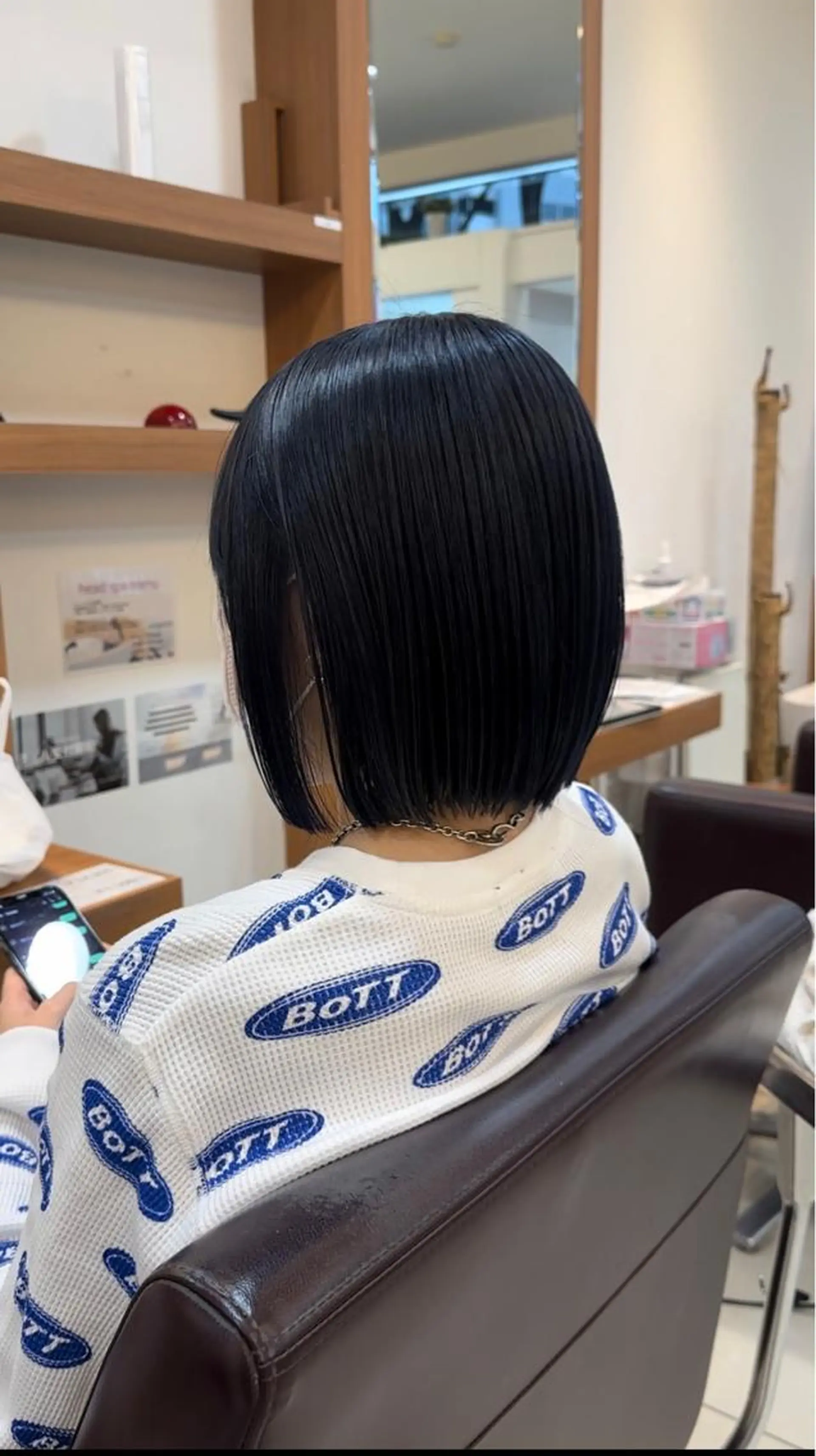 ミディアム 切りっぱなしボブ ボブ 外ハネヘア ヘアカラー レイヤー/艶カラー ROKUのヘアスタイル