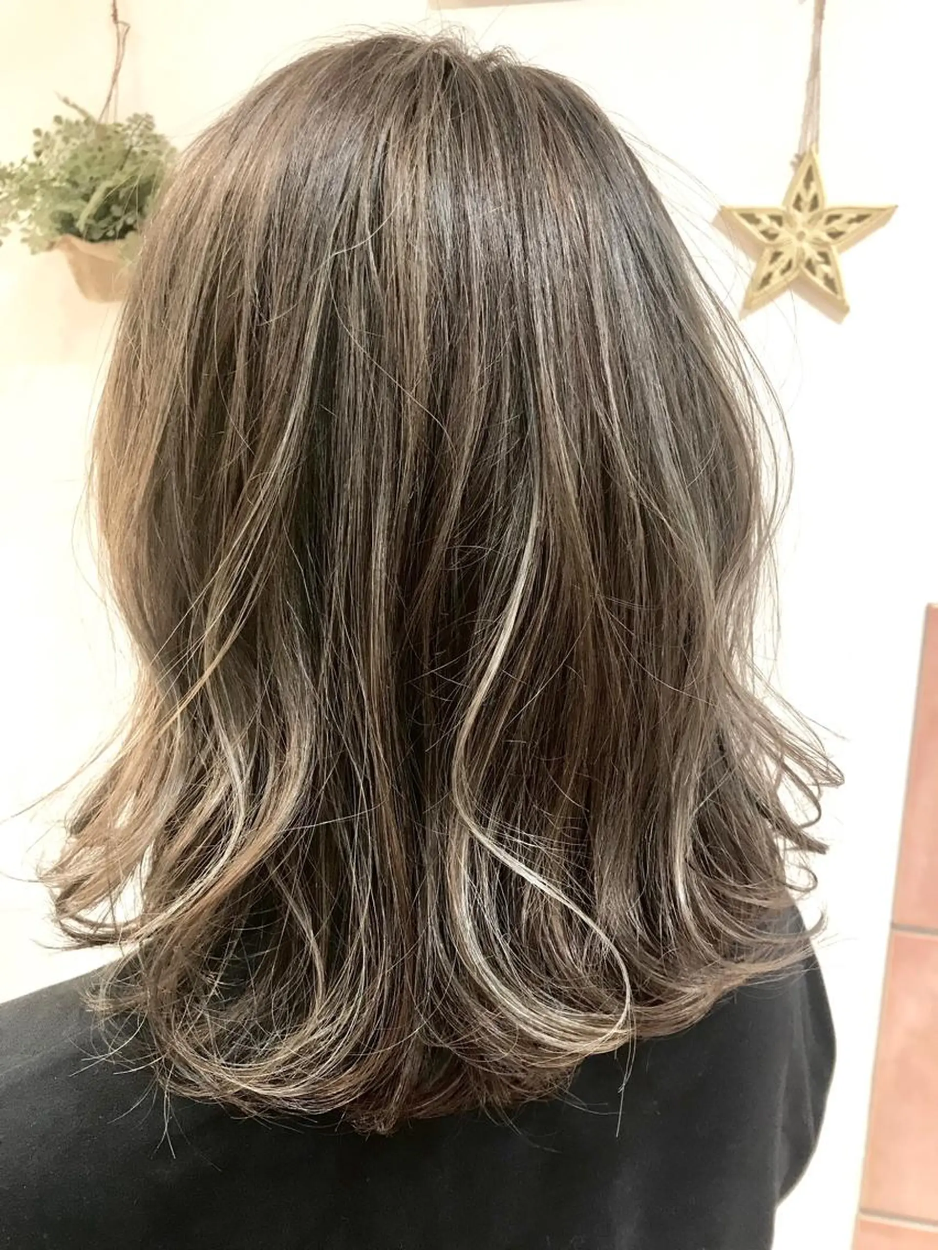 ミディアム カラー にしだ まりえのヘアスタイル