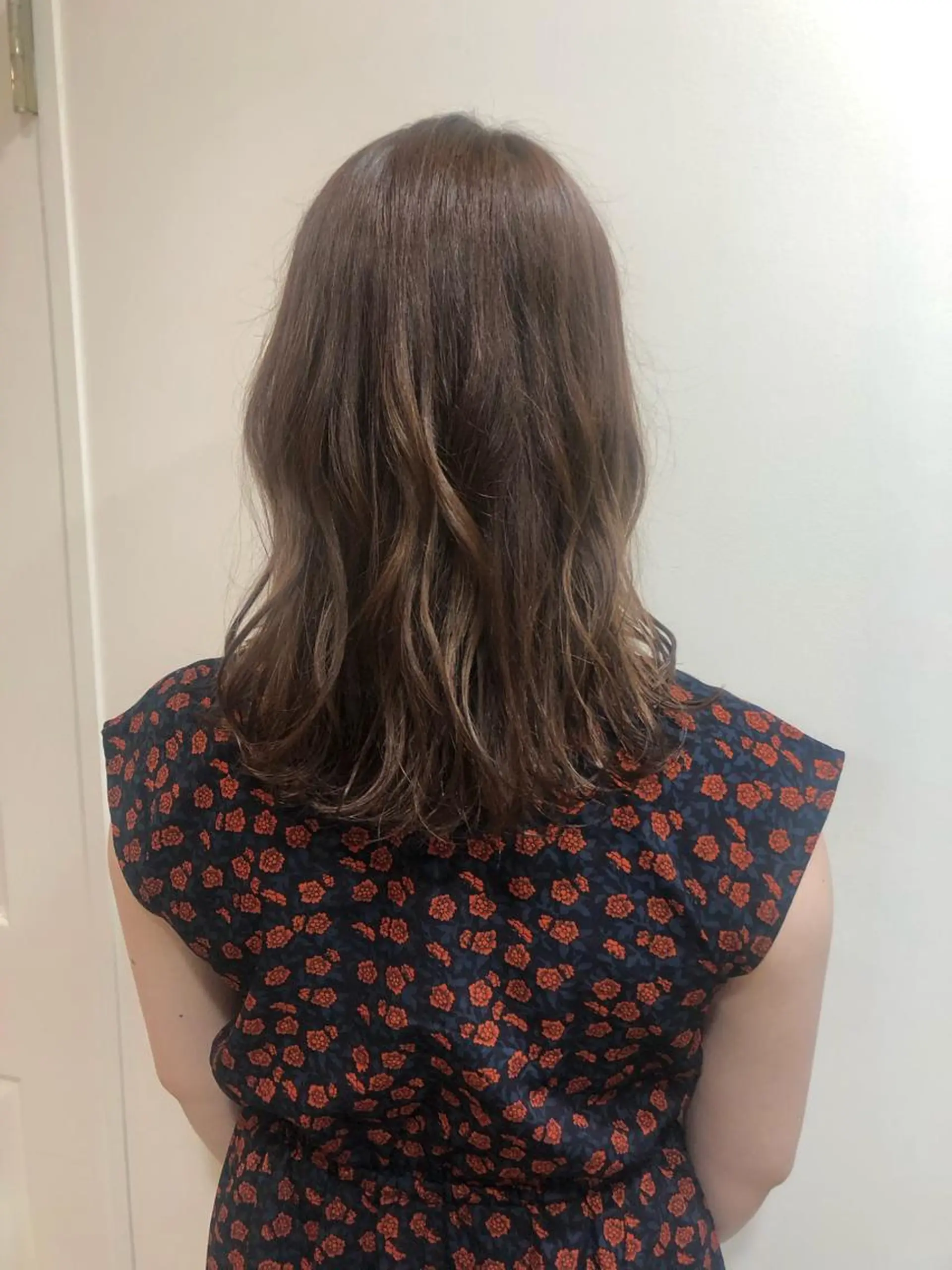 ミディアム カラー カット ヘアカラー トリートメント MIOベージュカラー 柔らかいカラーのヘアスタイル