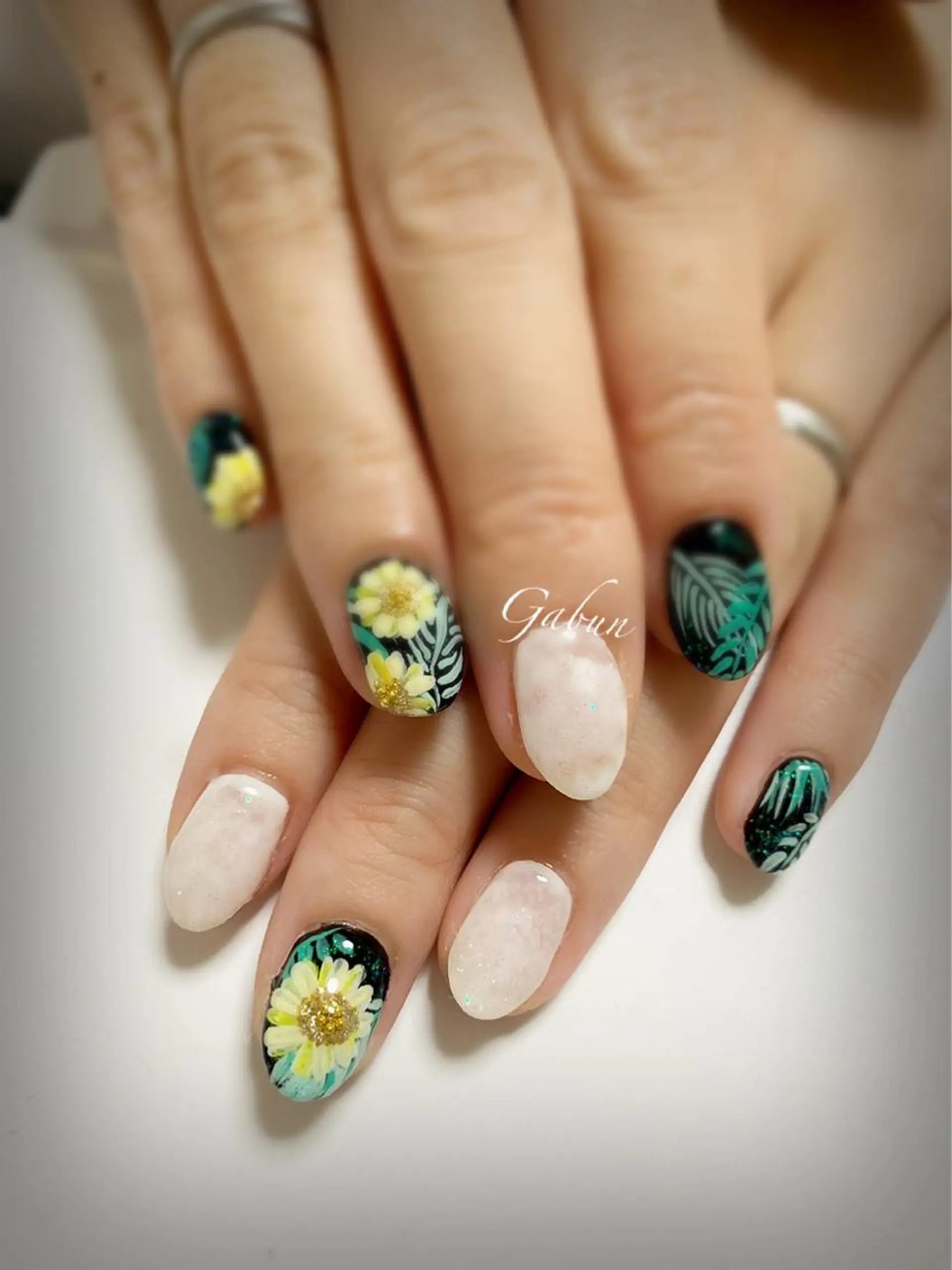 ミディアム LOTUS ネイルサロンのネイルデザイン