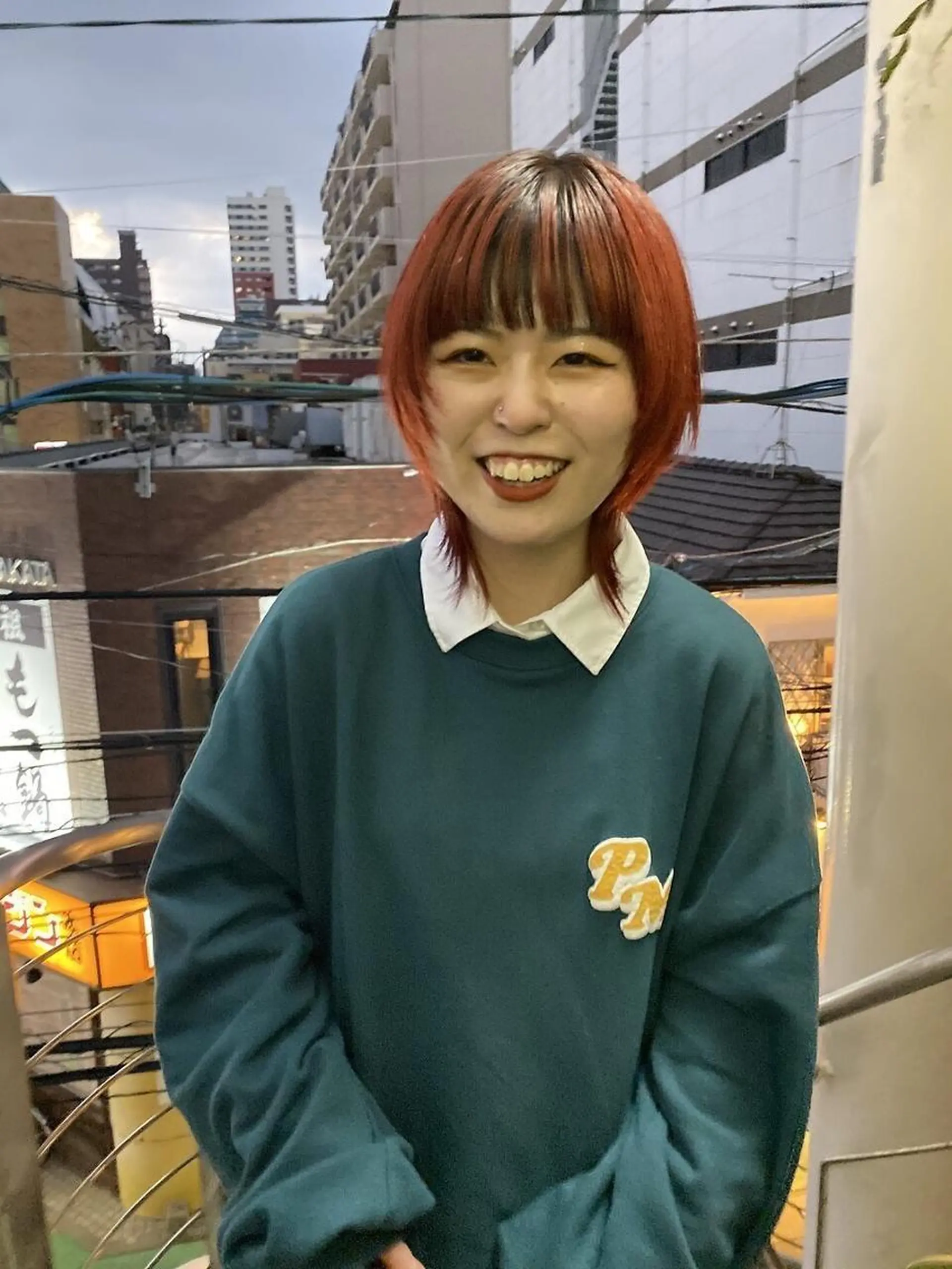 ショート カラー qiie リタッチ 黒染め　ワンカラーのヘアスタイル