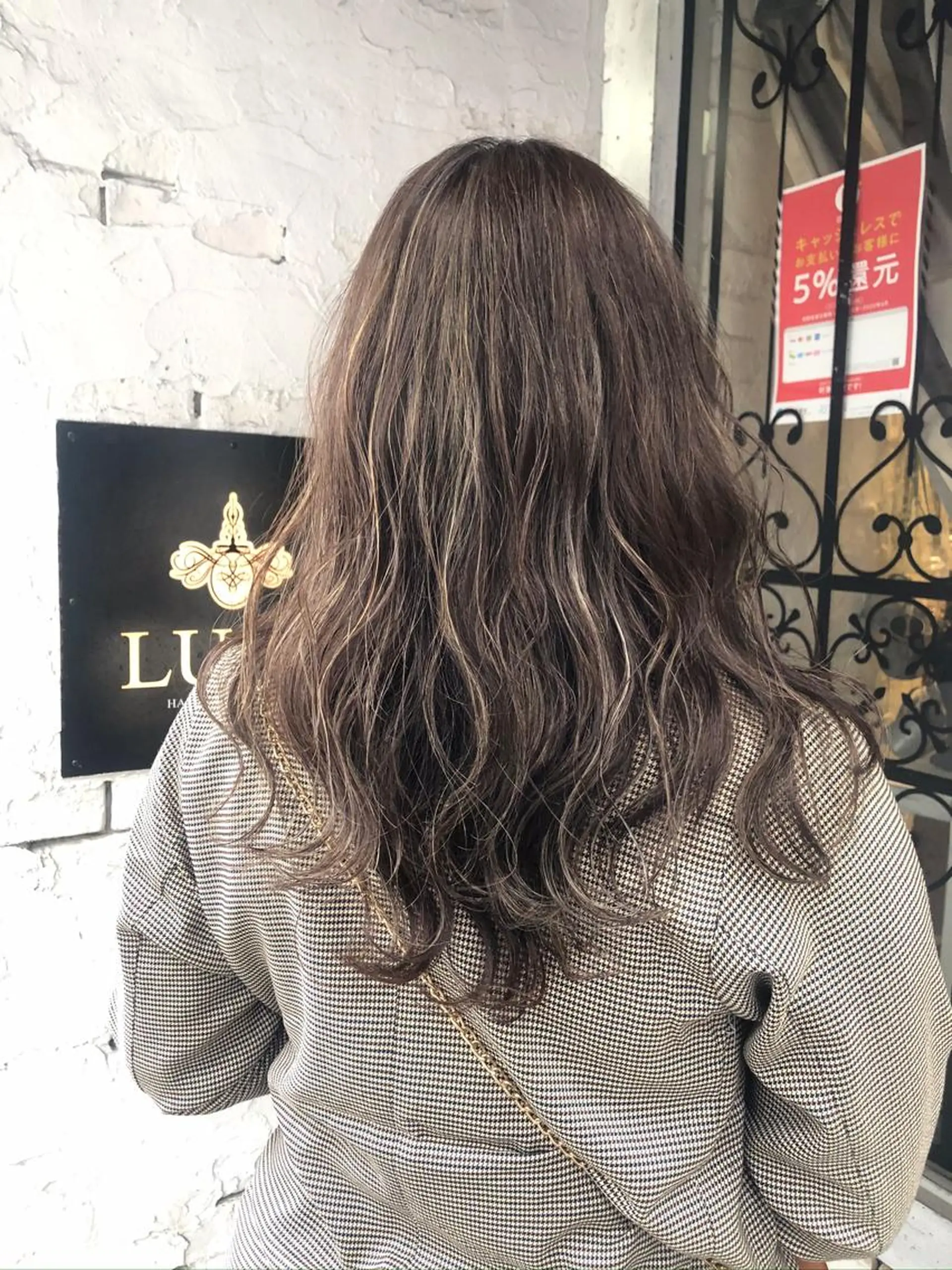 ロング カラー グレージュ ハイライトカラー ハイライト カット ヘアカラー フラミューム関内店所属・角地山 京子のヘアスタイル