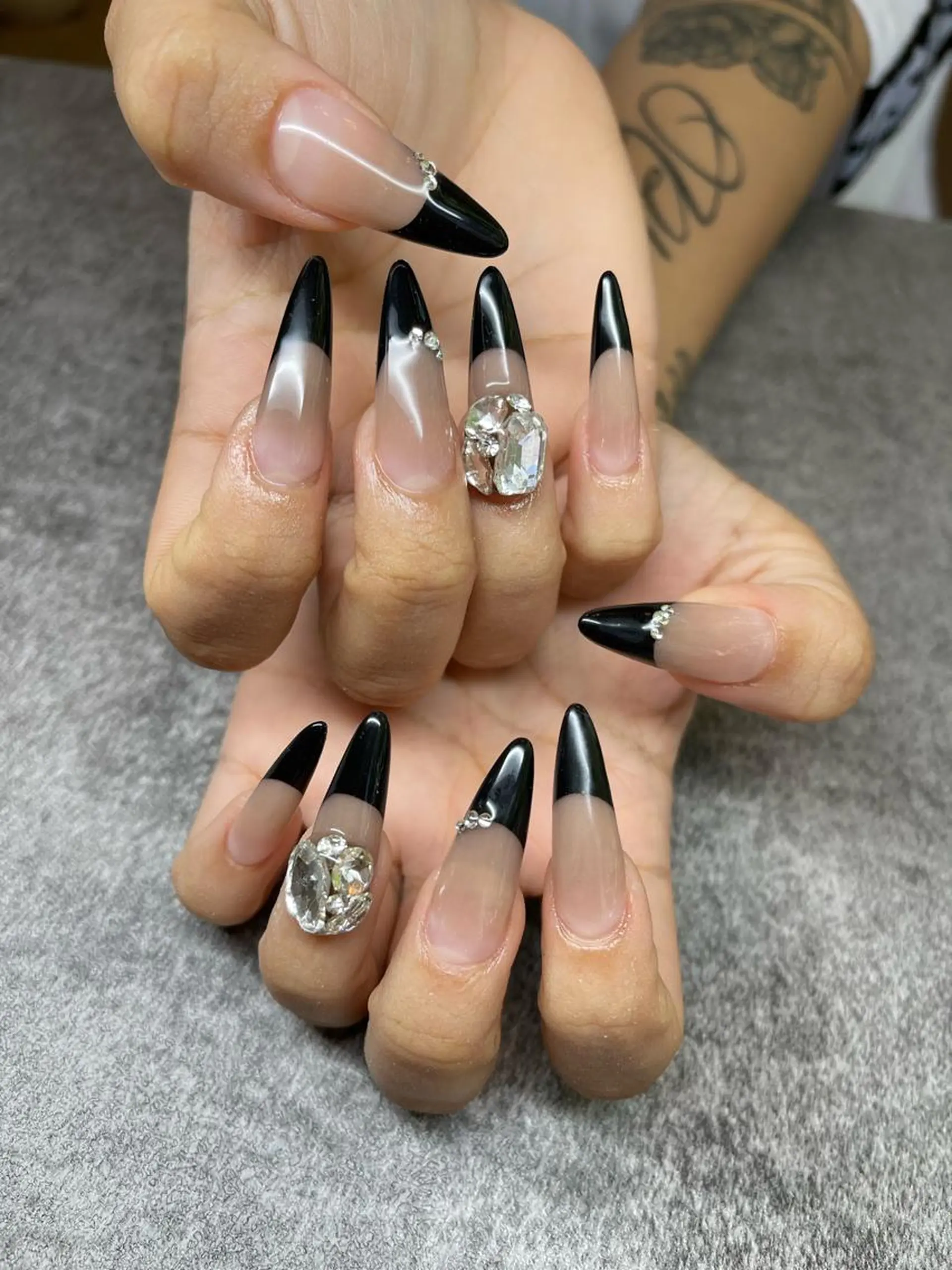 ミディアム ネイル ロングネイル ストーンネイル ハンドネイル 長さ出し専門 nynaのネイルデザイン