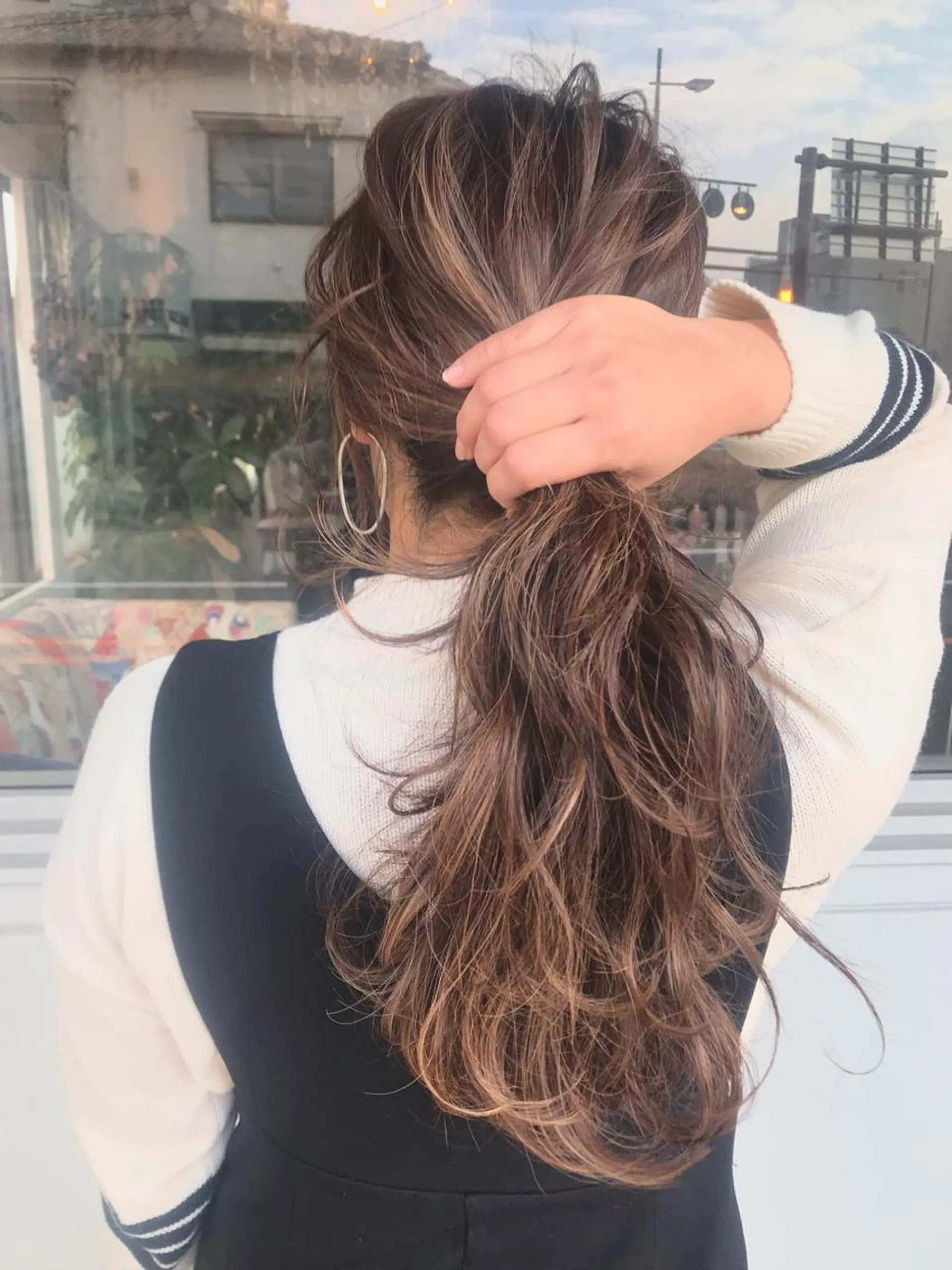 ロング カラー ヘアアレンジ お団子ヘア 切りっぱなしボブ バレイヤージュ ブリーチ デザインカラー Mariana/ 鶴原-ハイライトのヘアスタイル