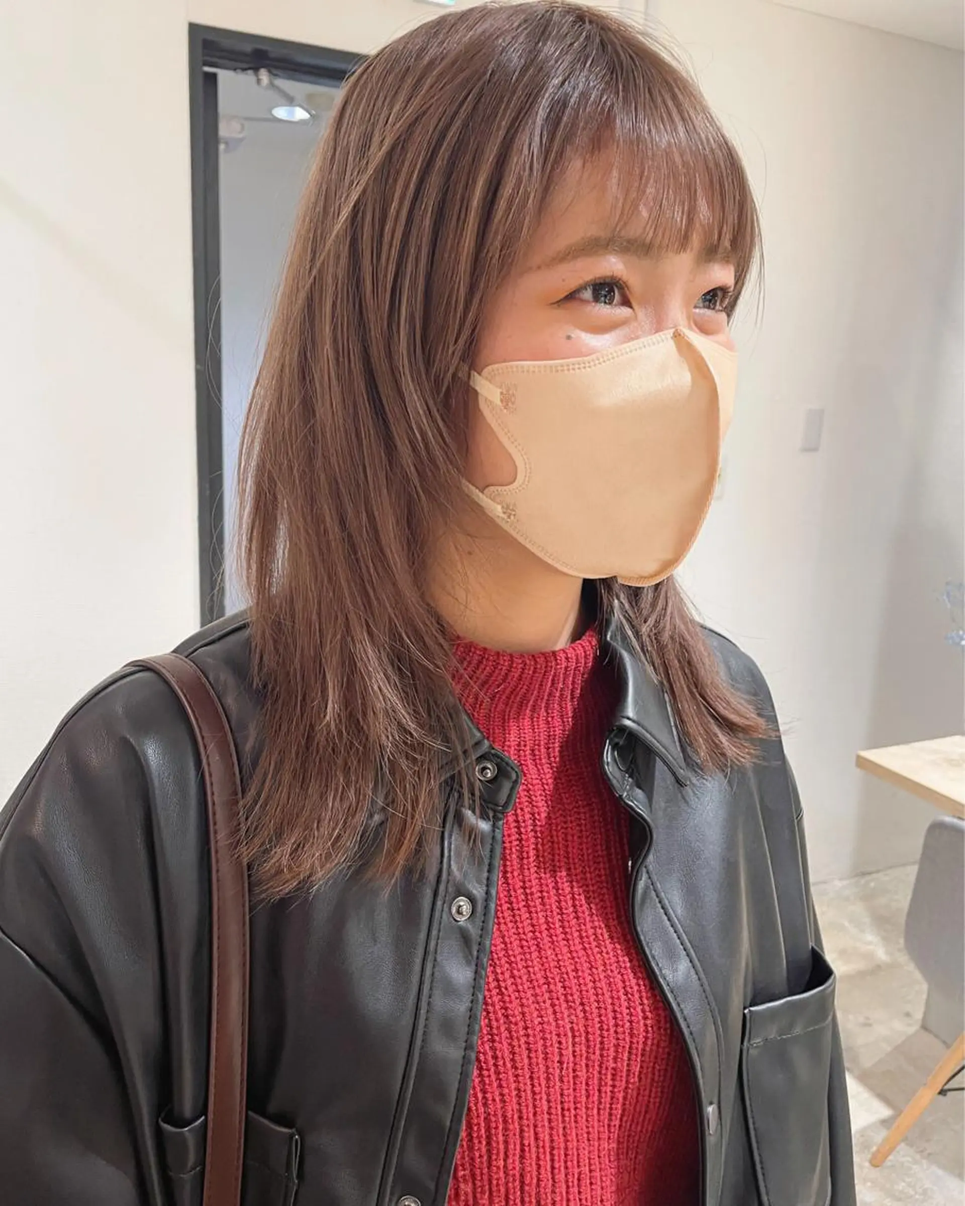 ミディアム カラー ベージュカラー ウルフカット カット ヘアカラー トリートメント Loom.所属・村上雅人 ナチュラルモードのヘアスタイル