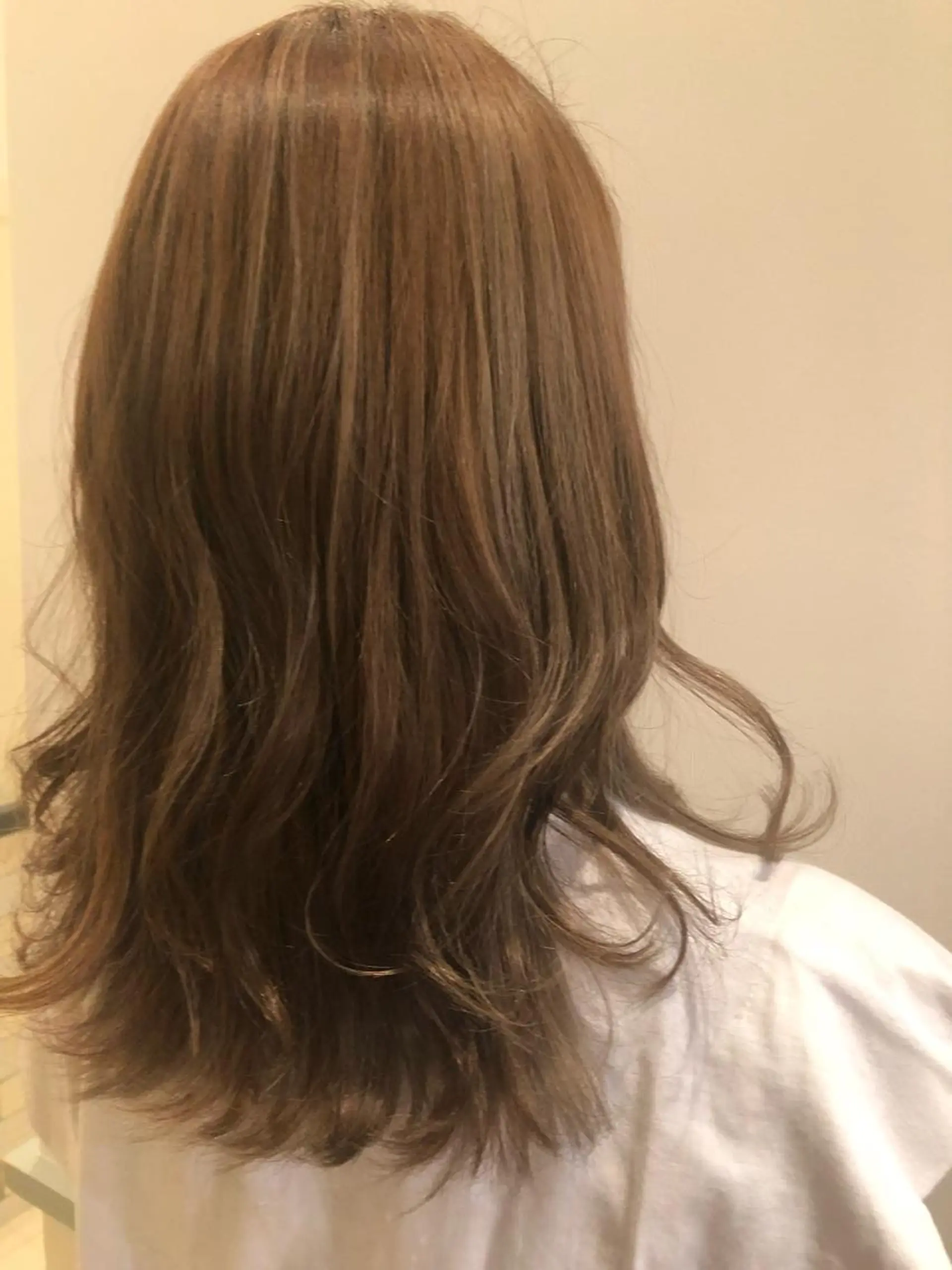 ミディアム カラー アッシュ ベージュカラー ブリーチ ハイライトカラー ハイライト ✳︎SERA✳︎ 平日のみご案内のマツエク・マツパデザイン