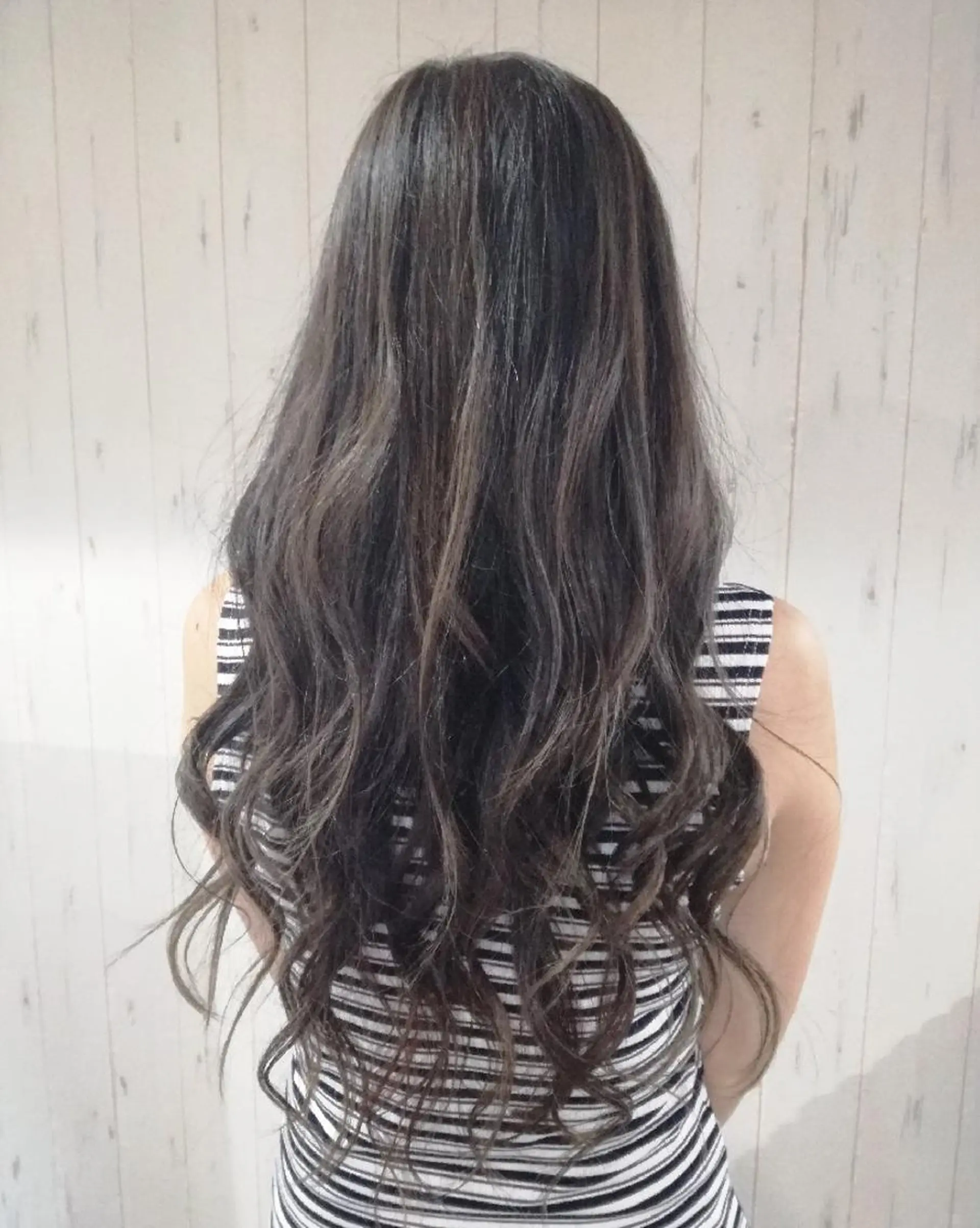 カラー ロング アッシュ アッシュグレー ハイライトカラー ハイライト 西川 敏夫のヘアスタイル