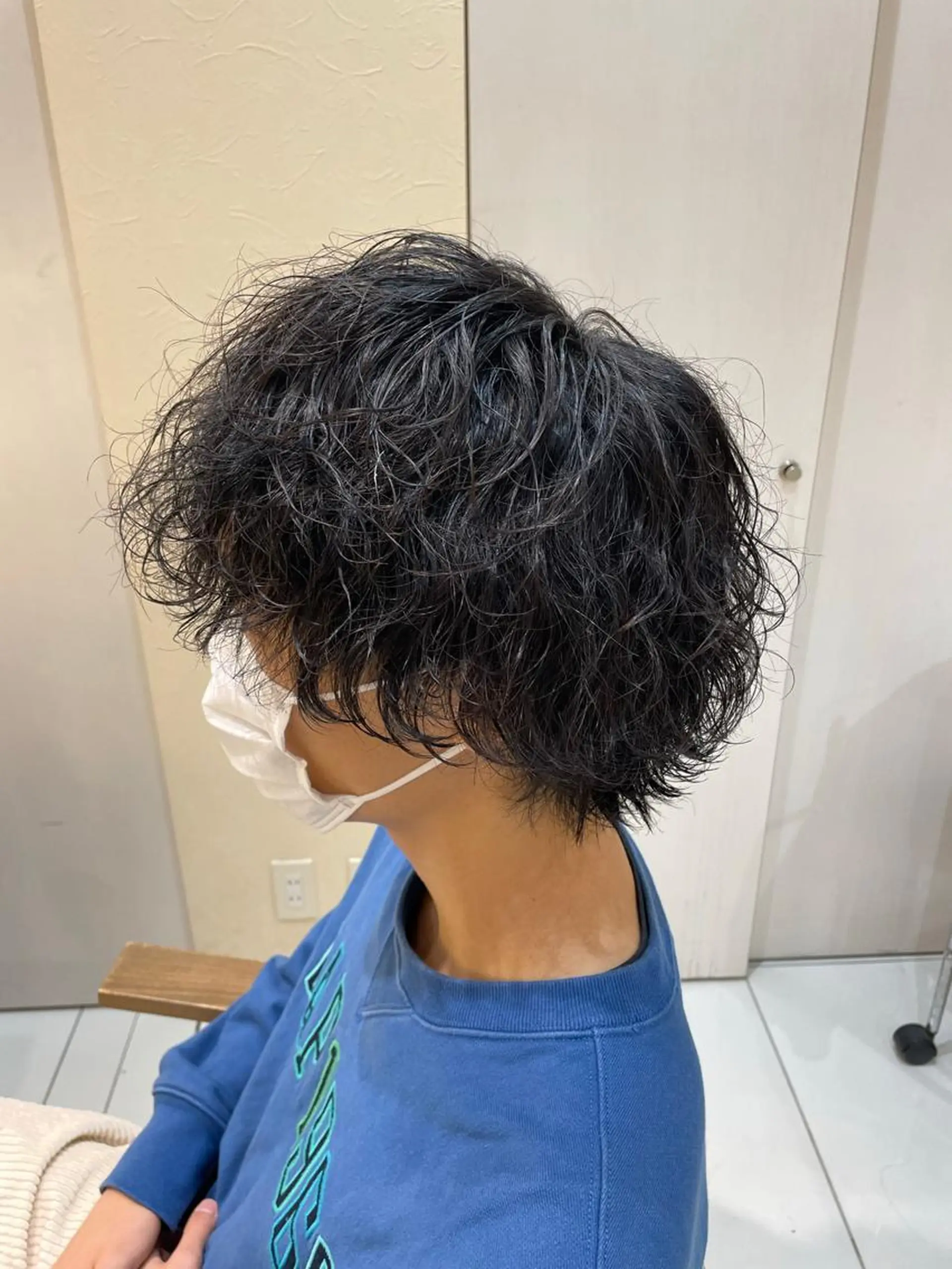 ミディアム パーマ メンズ ミディアムパーマ メンズブリーチ メンズパーマ 波巻きパーマ くせ毛 本厚木｜縮毛矯正/ 酸性スト専門サロンのヘアスタイル