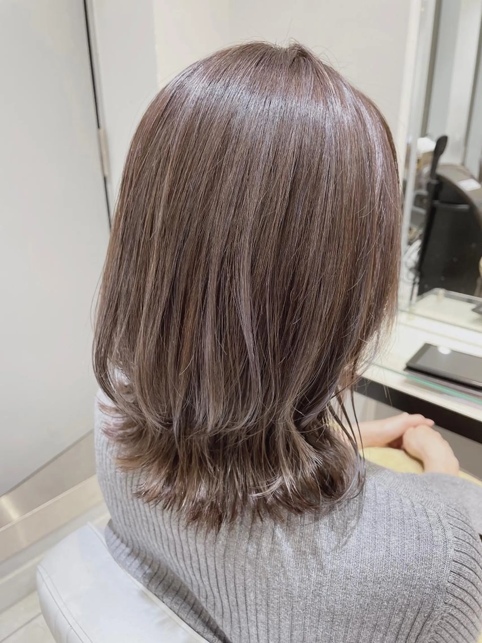 ミディアム カラー ボブレイヤー グレージュ ハイライトカラー ボブ ハイライト カット ヘアカラー トリートメント 🦖鶴岡香純🦖 産休中のヘアスタイル